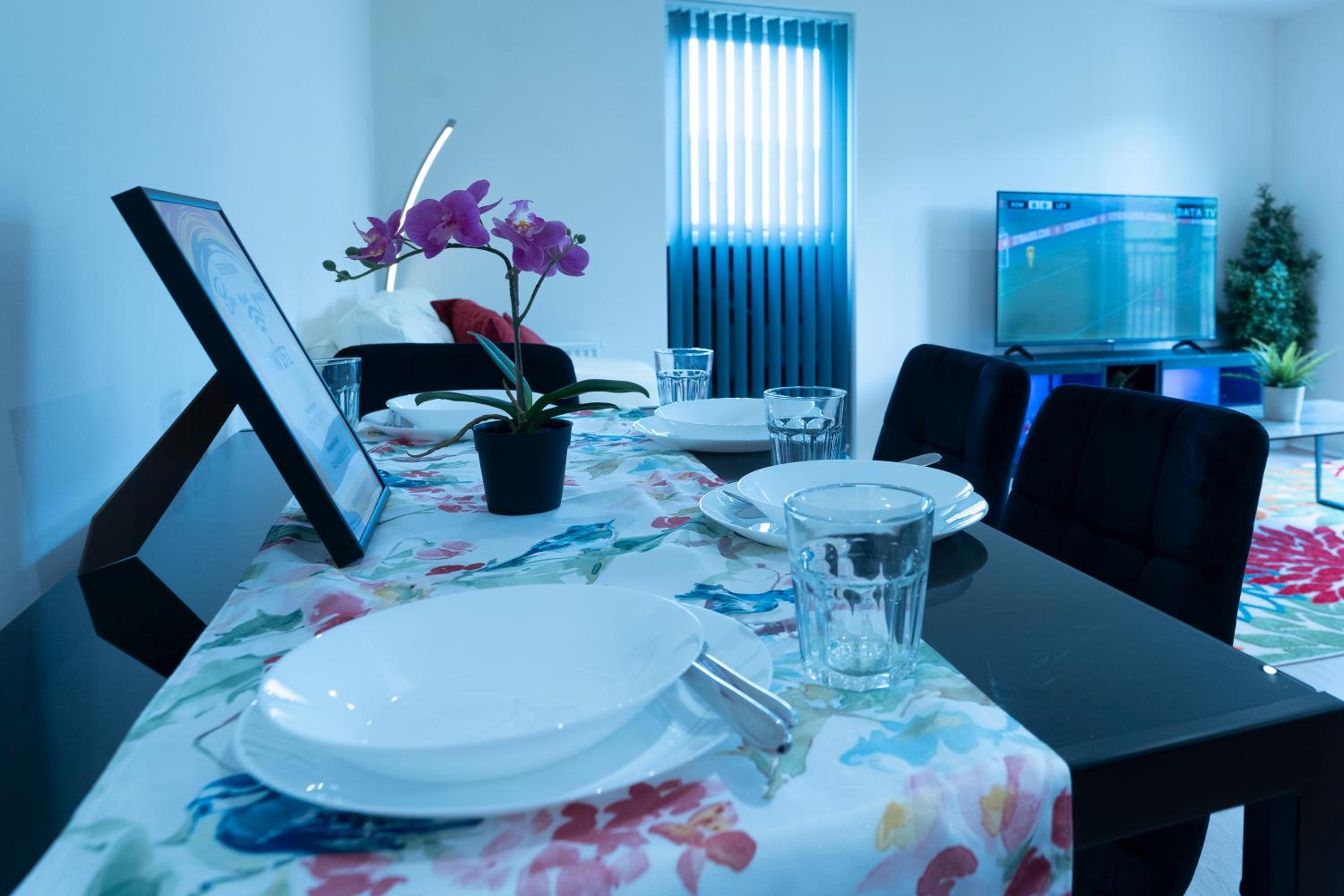 Luxury Ground Floor 2 Bedroom Apartment free WiFi & Parking 5