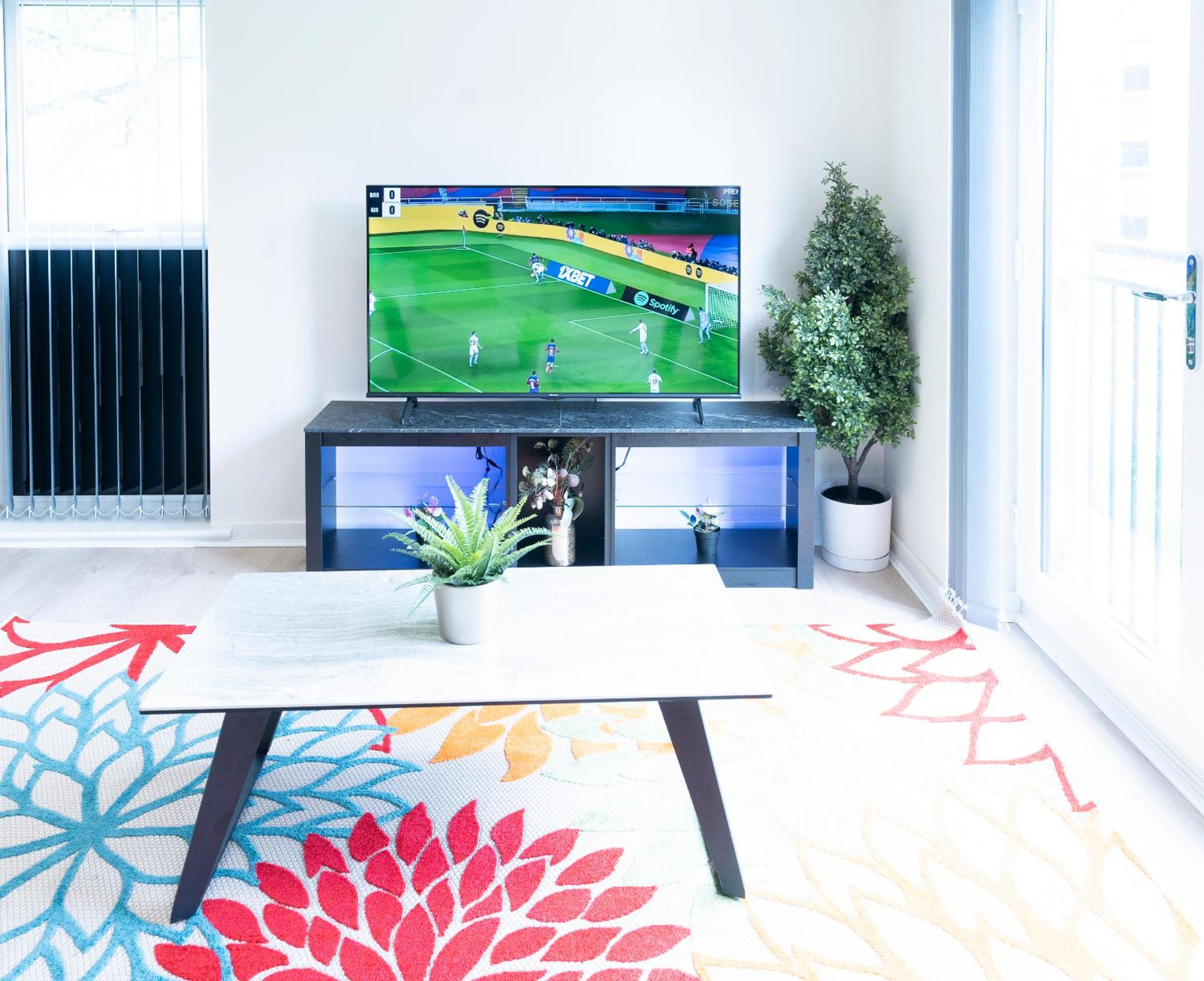 Luxury Ground Floor 2 Bedroom Apartment free WiFi & Parking