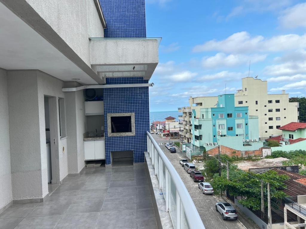 Ed Mônaco, 150 metros da praia de Bombas