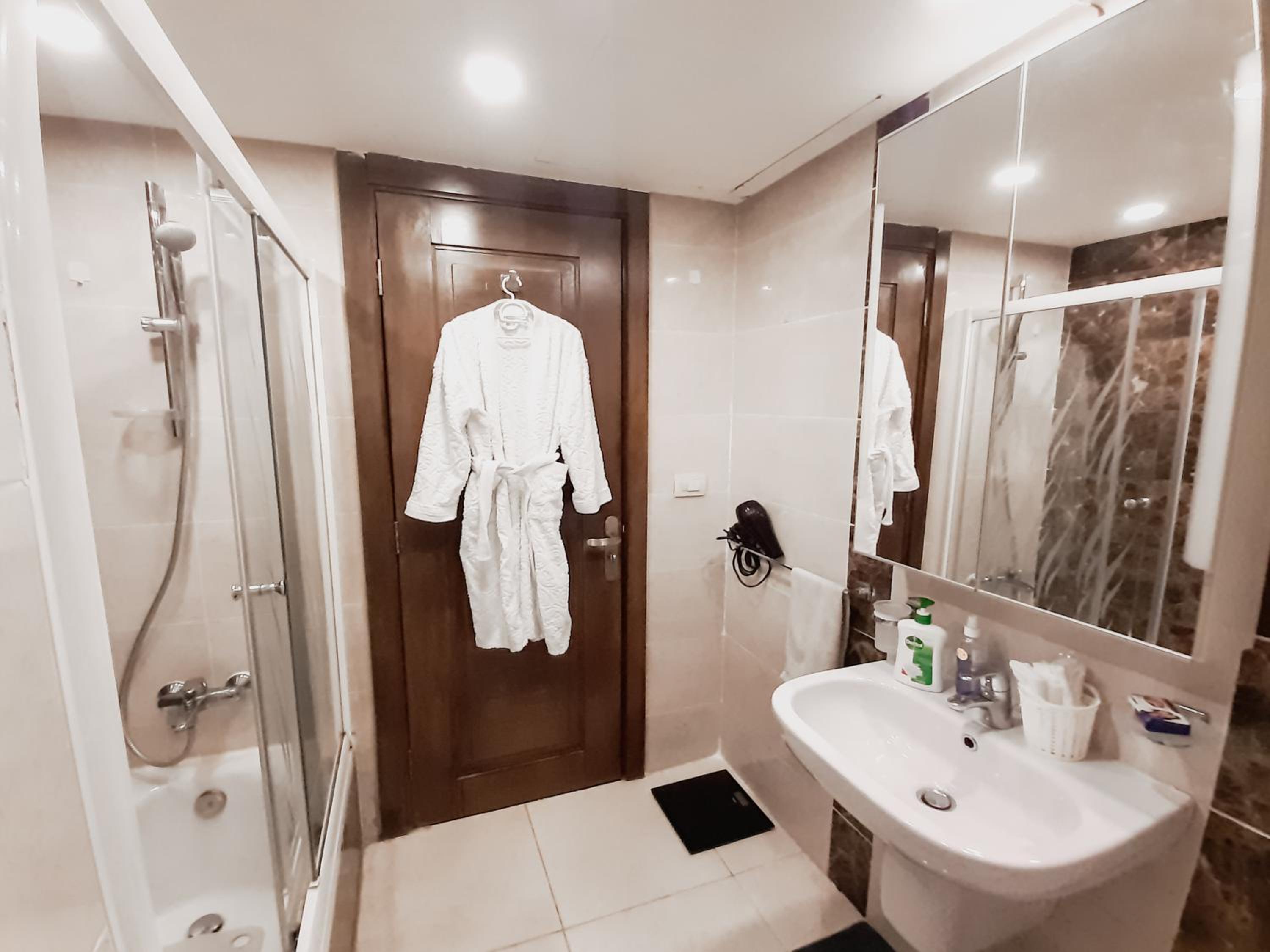 Luxury hotel apartment with pools in front AUC