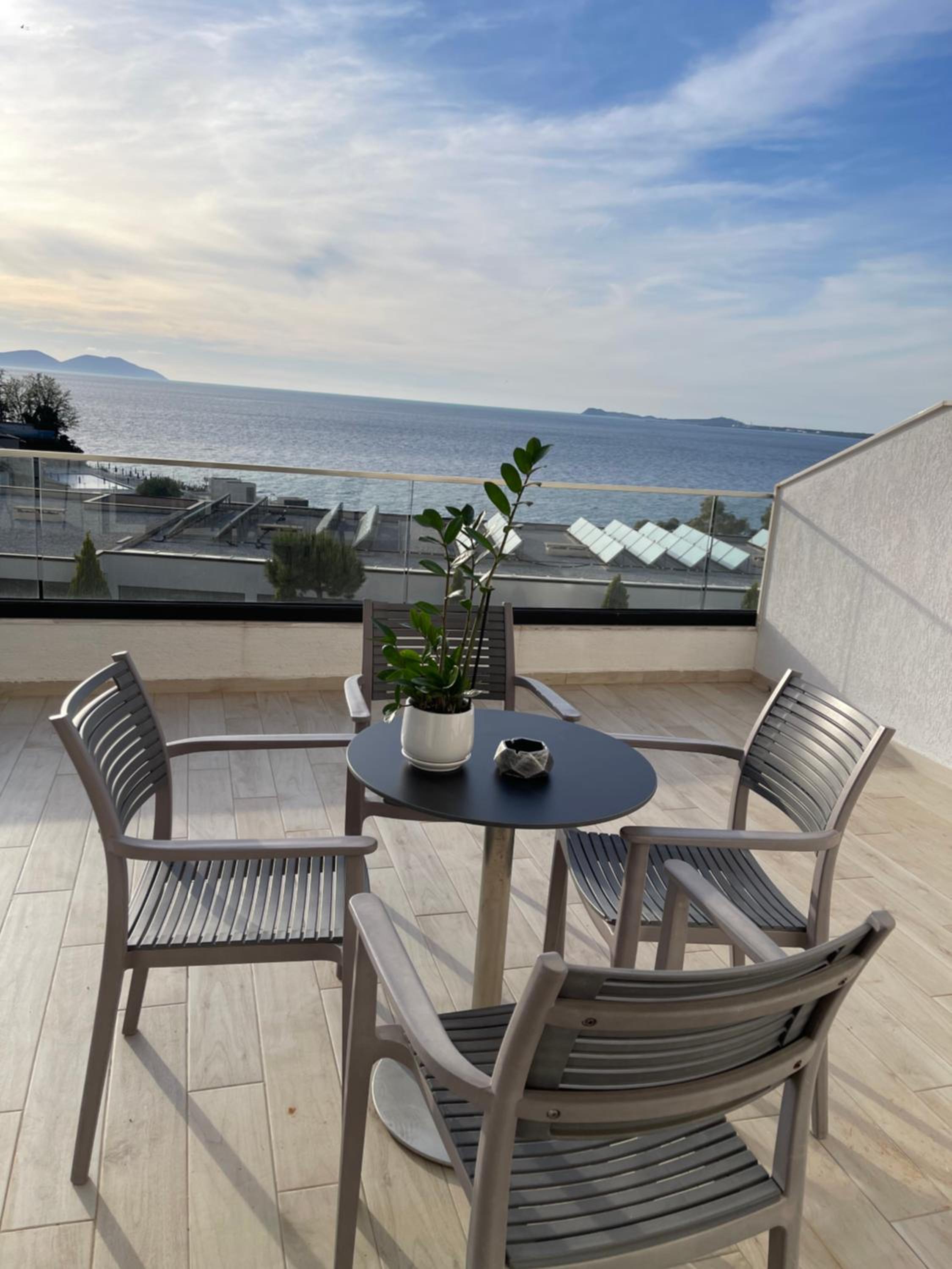 Perla Luxury Apartment - Private Patio & Parking