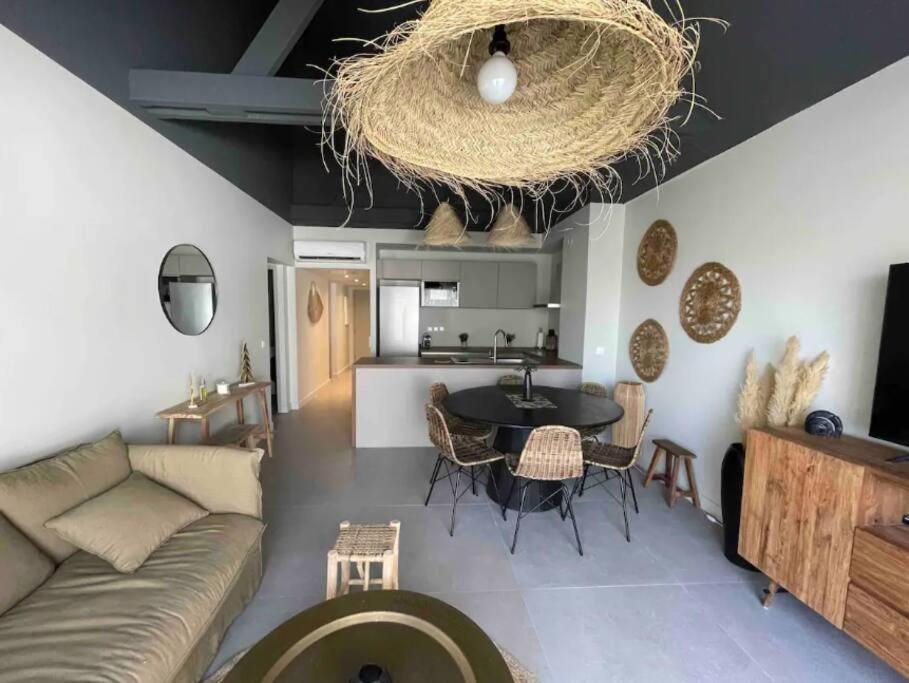 Oligaïa, 3 bdr apartment behind the beach view 2