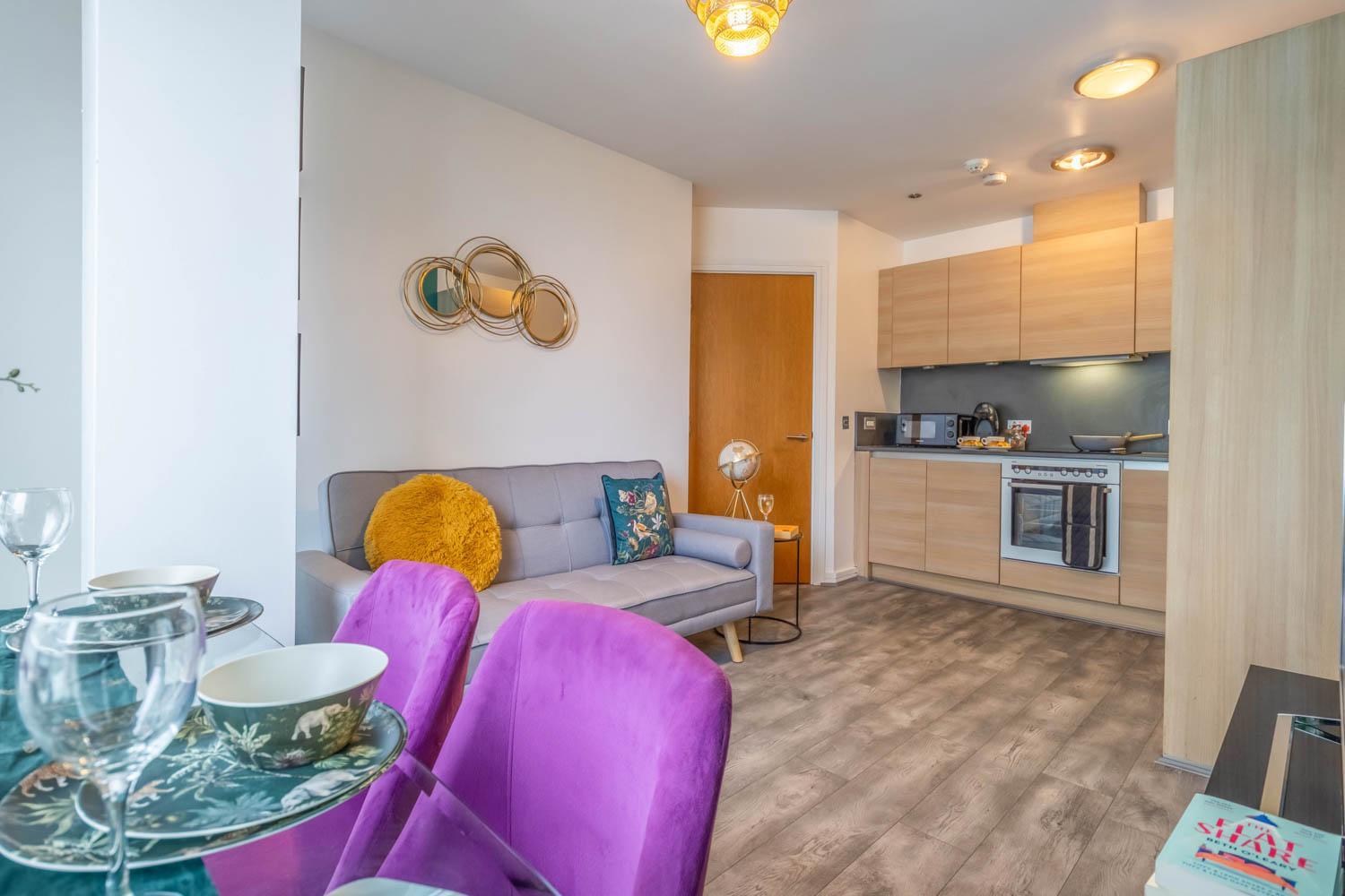 Stylish 2 bedroom City Centre Apartment sleeps 6 with Free Convenient Bullring , Grand Central Parking view 2