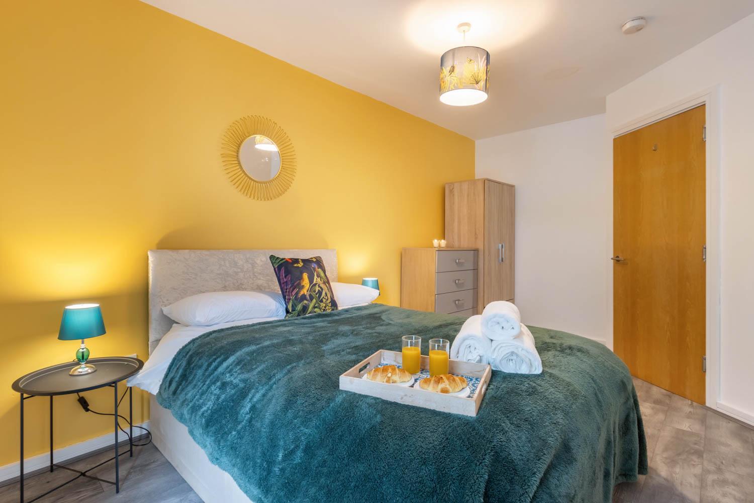 Stylish 2 bedroom City Centre Apartment sleeps 6 with Free Convenient Bullring , Grand Central Parking view 3