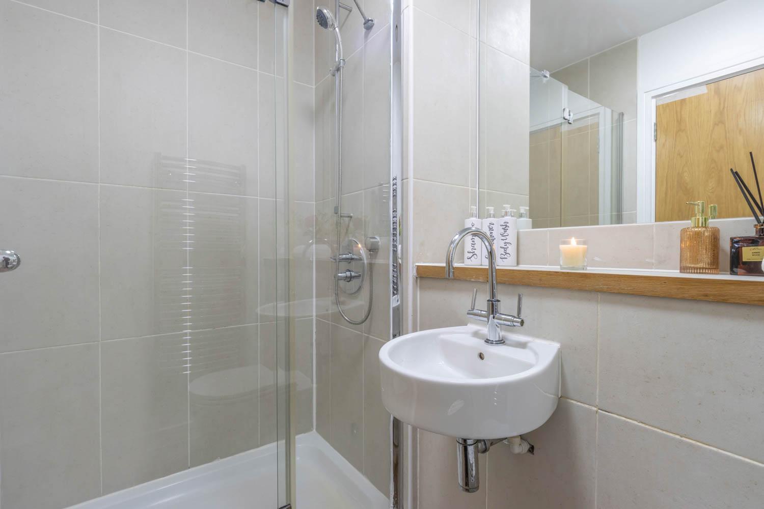 Stylish 2 bedroom City Centre Apartment sleeps 6 with Free Convenient Bullring , Grand Central Parking view 4