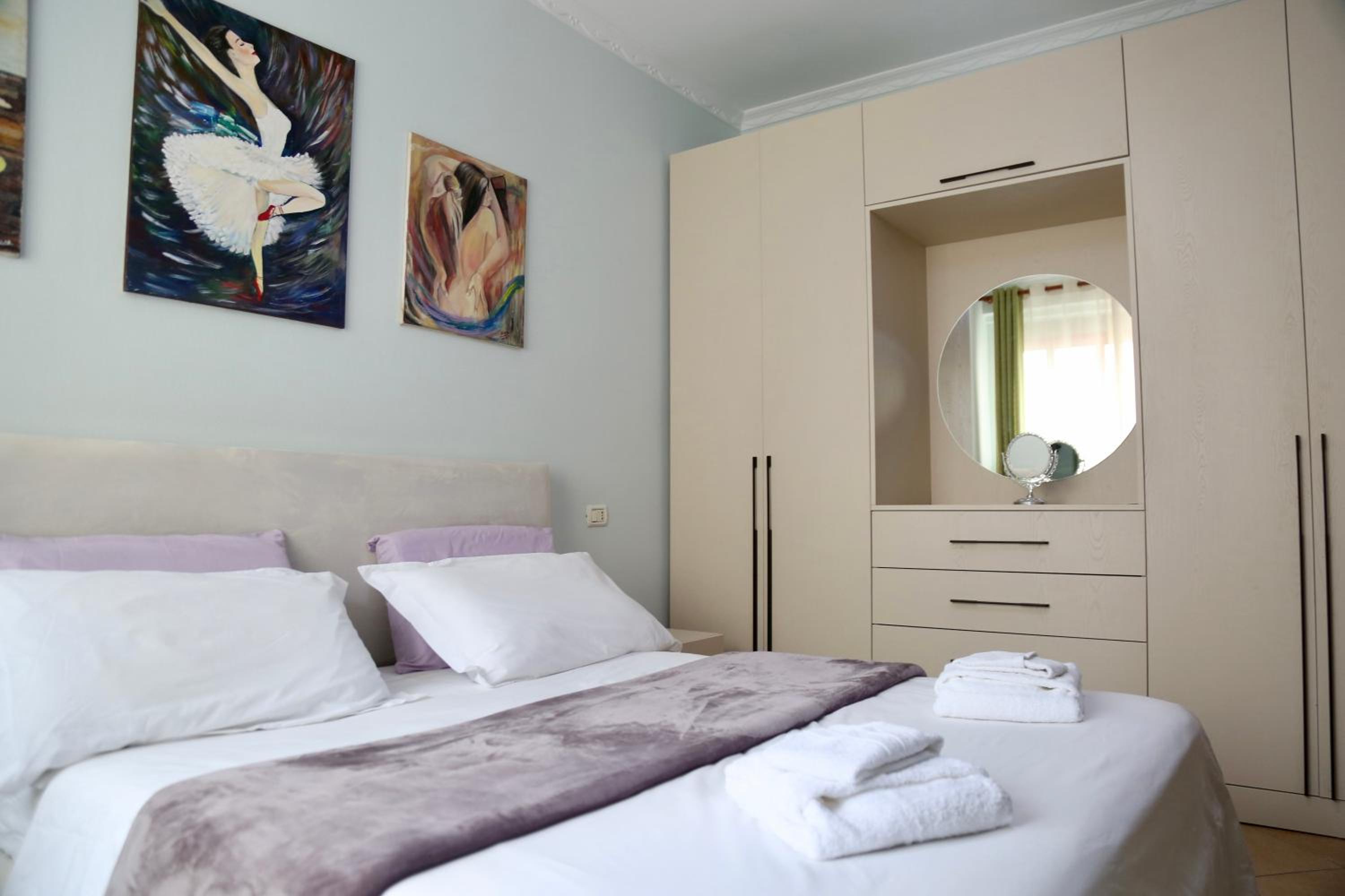 Stay at an artist's place!