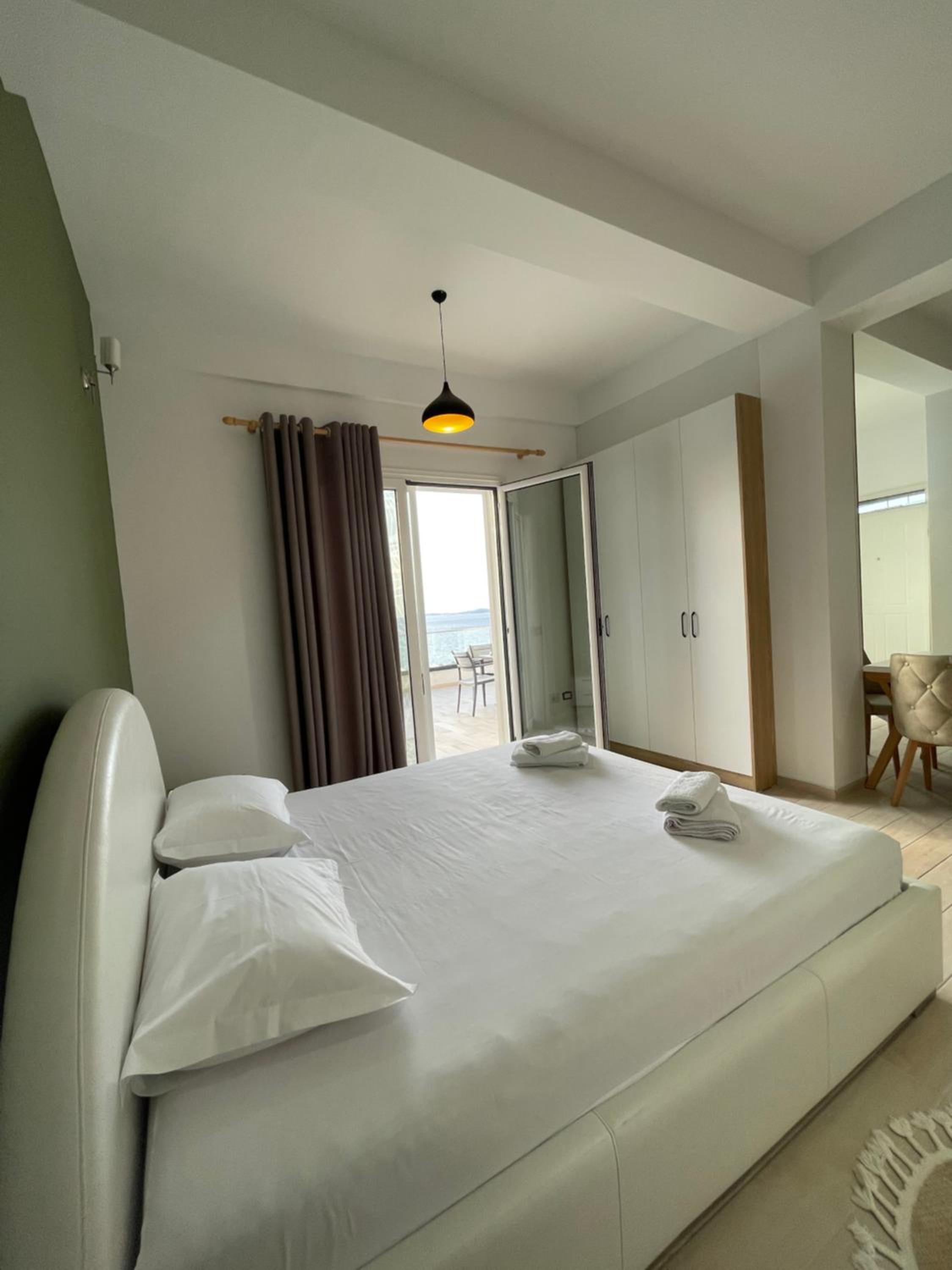 Perla Luxury Apartment - Private Patio & Parking