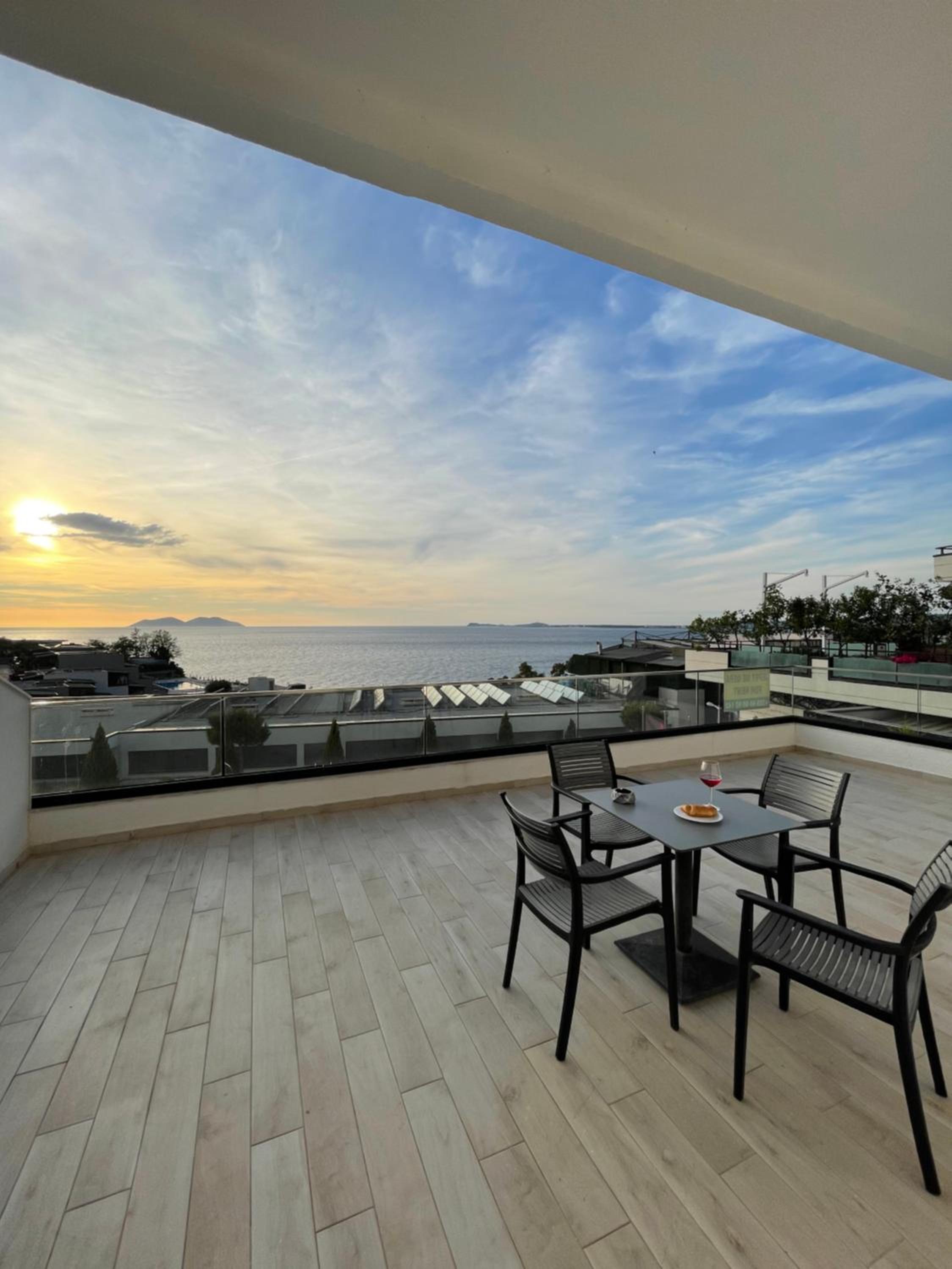 Perla Luxury Apartment - Private Patio & Parking