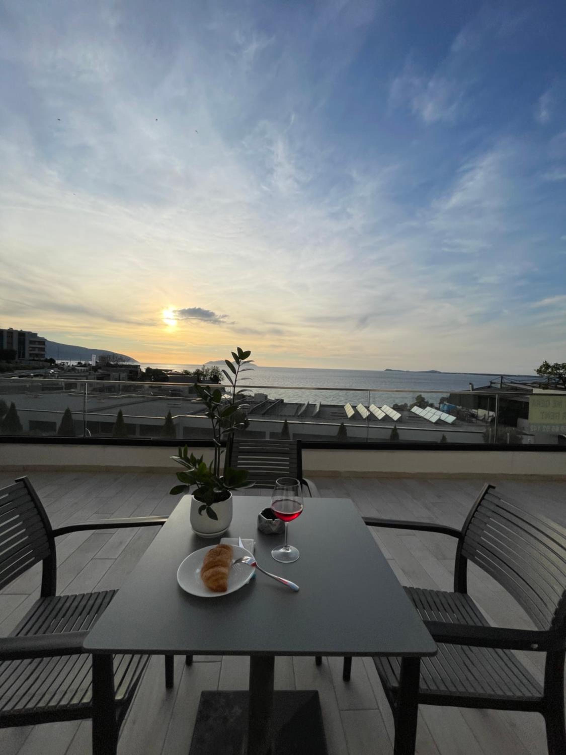 Perla Luxury Apartment - Private Patio & Parking