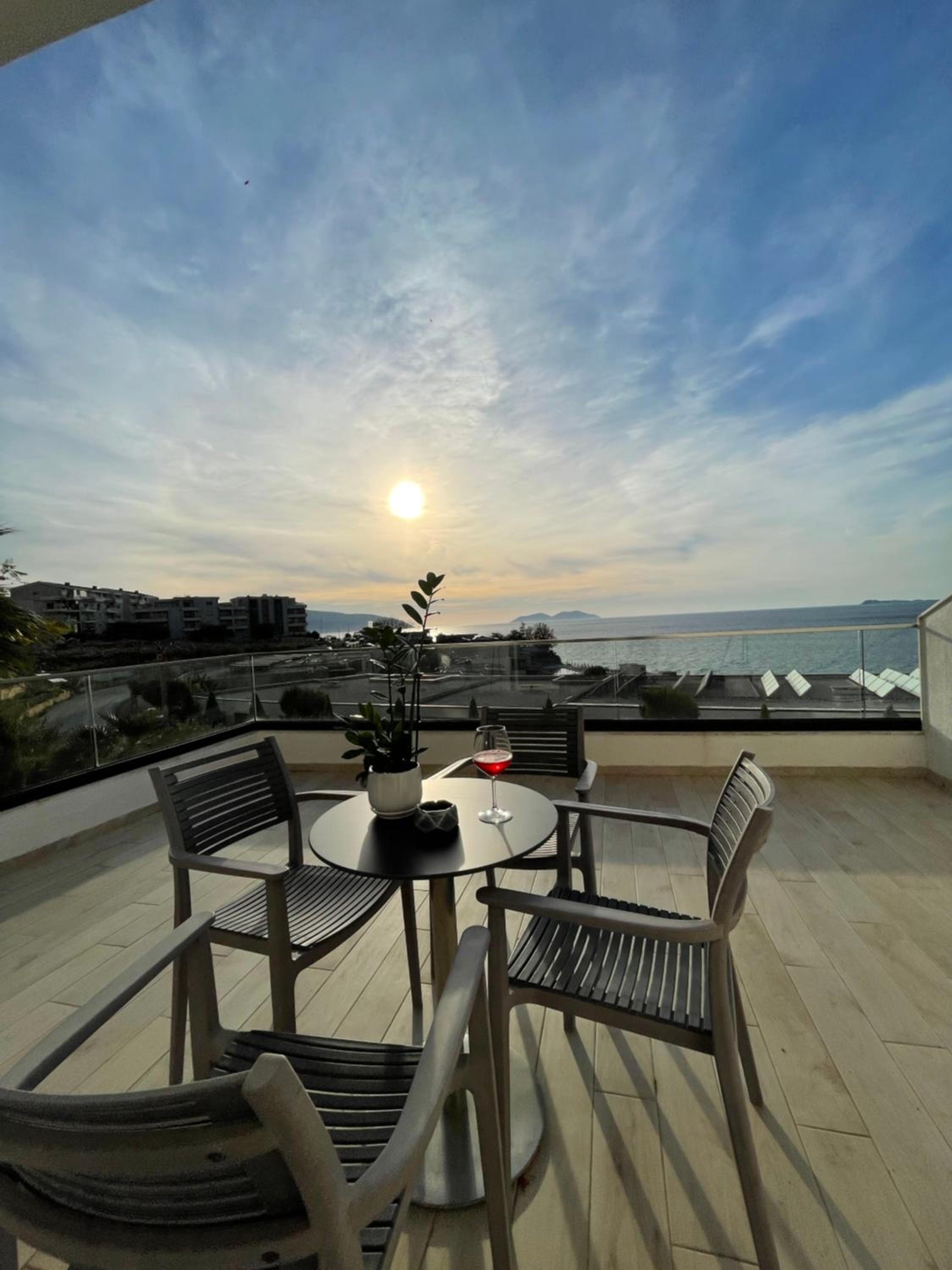 Perla Luxury Apartment - Private Patio & Parking