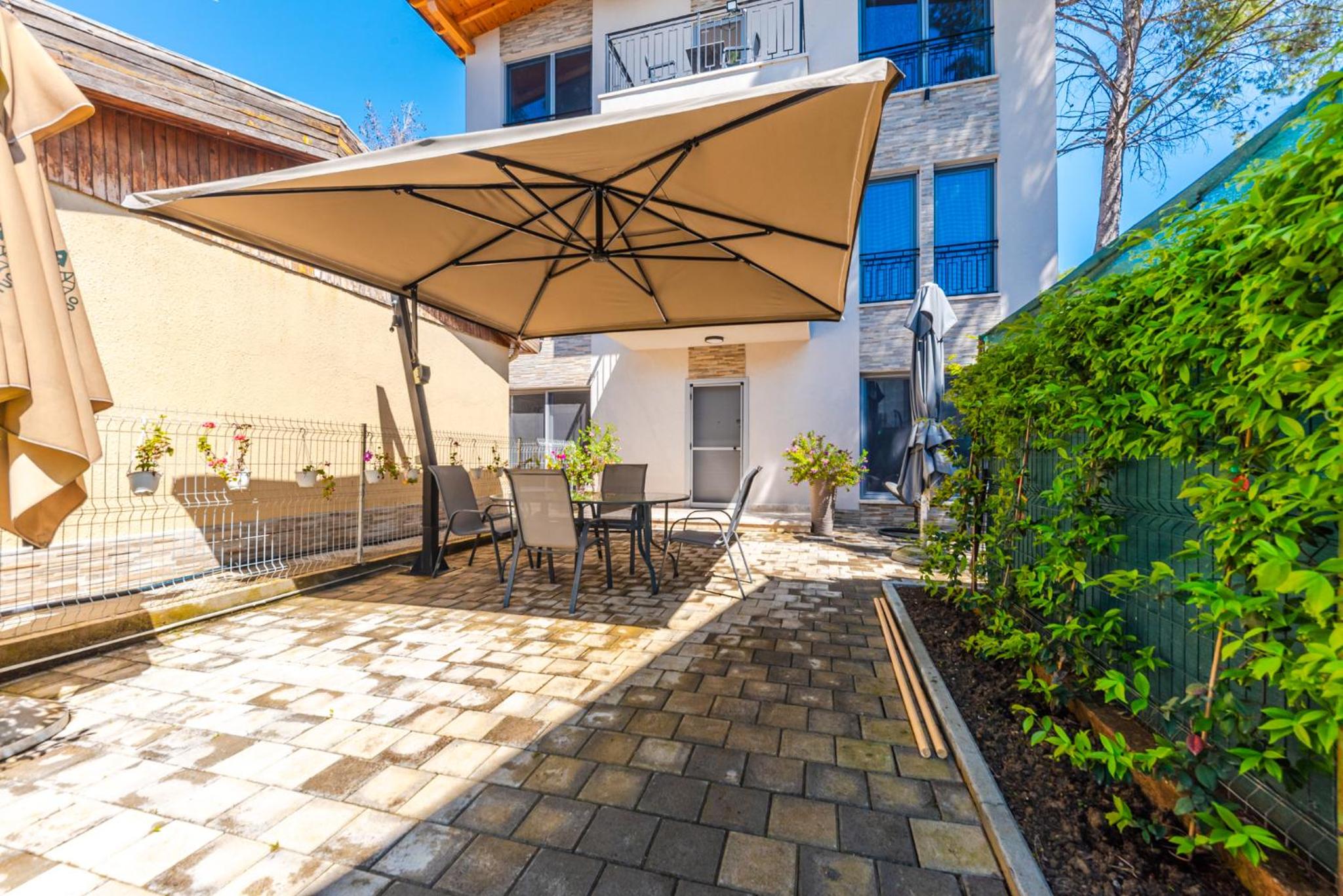 Beni's Villa Apartments by PS