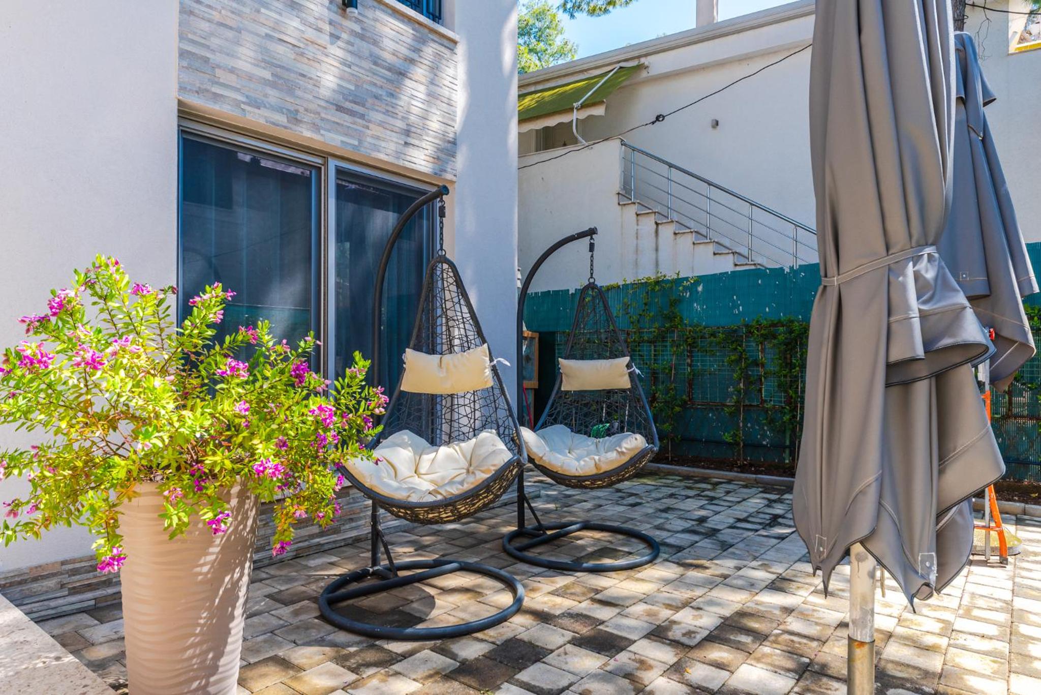 Beni's Villa Apartments by PS