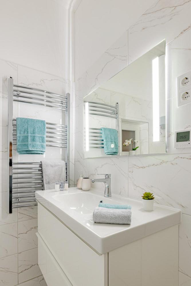 Elegance 2 - Dessewffy Apartment view 5