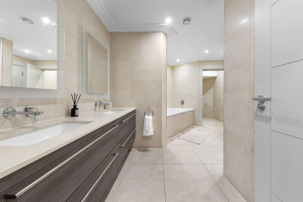 Park Lane Palace- Luxury Sleeps 10