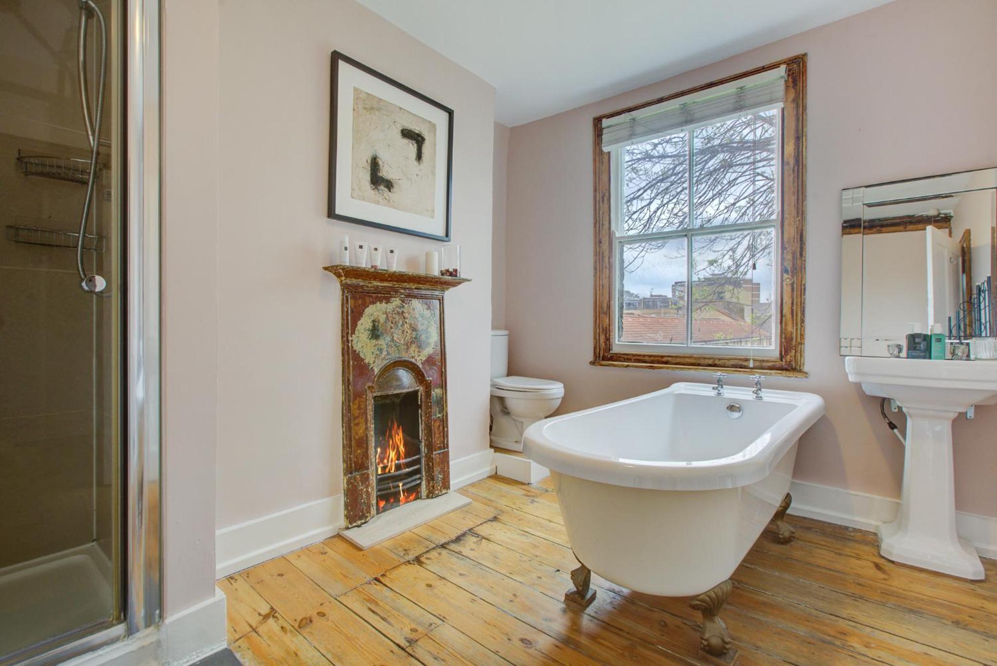Elegant georgian 3 bedroom townhouse in the Heart of London Ideal for families and large group bookings