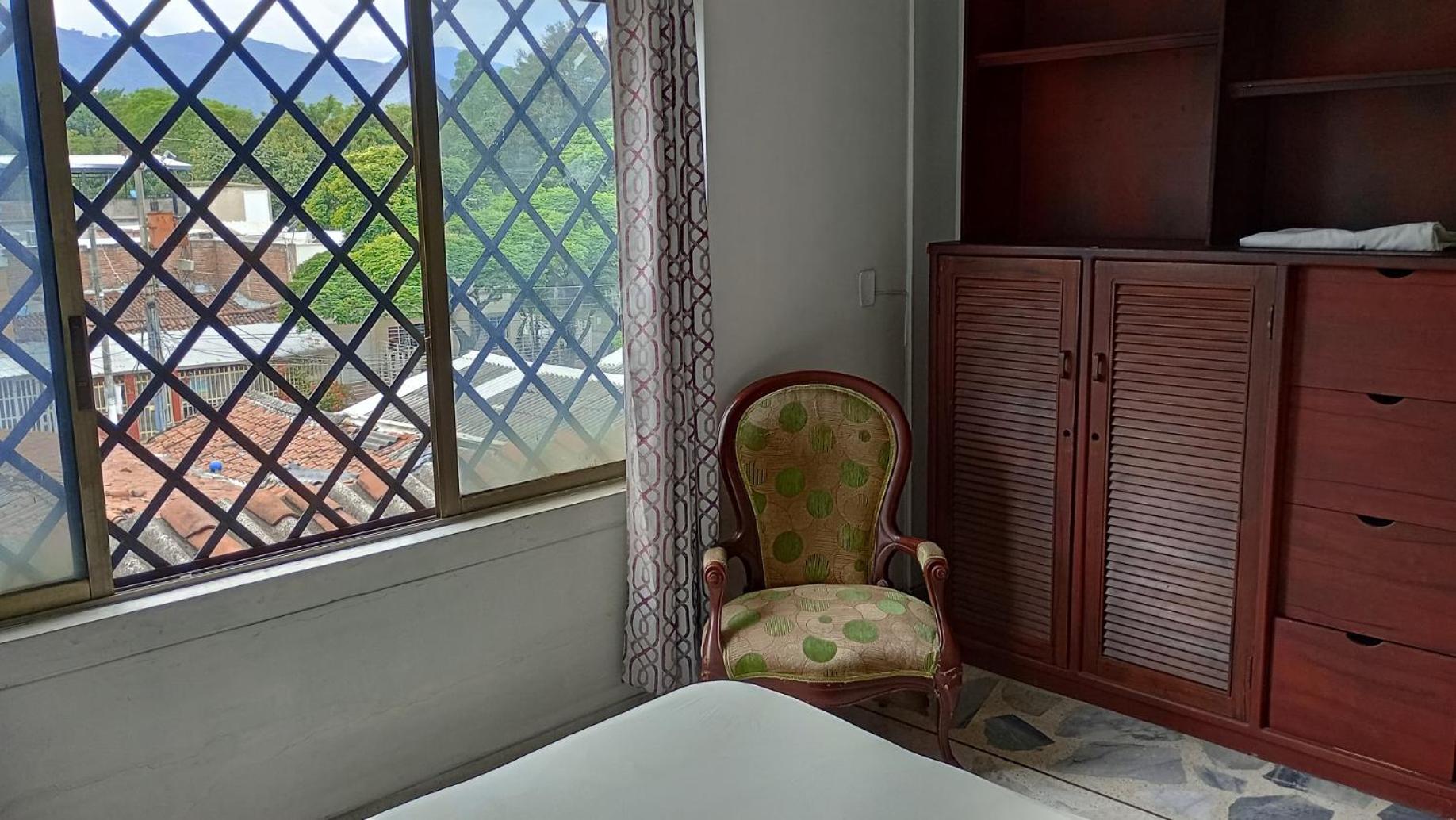 Alberto-Habitación Amoblada cama doble