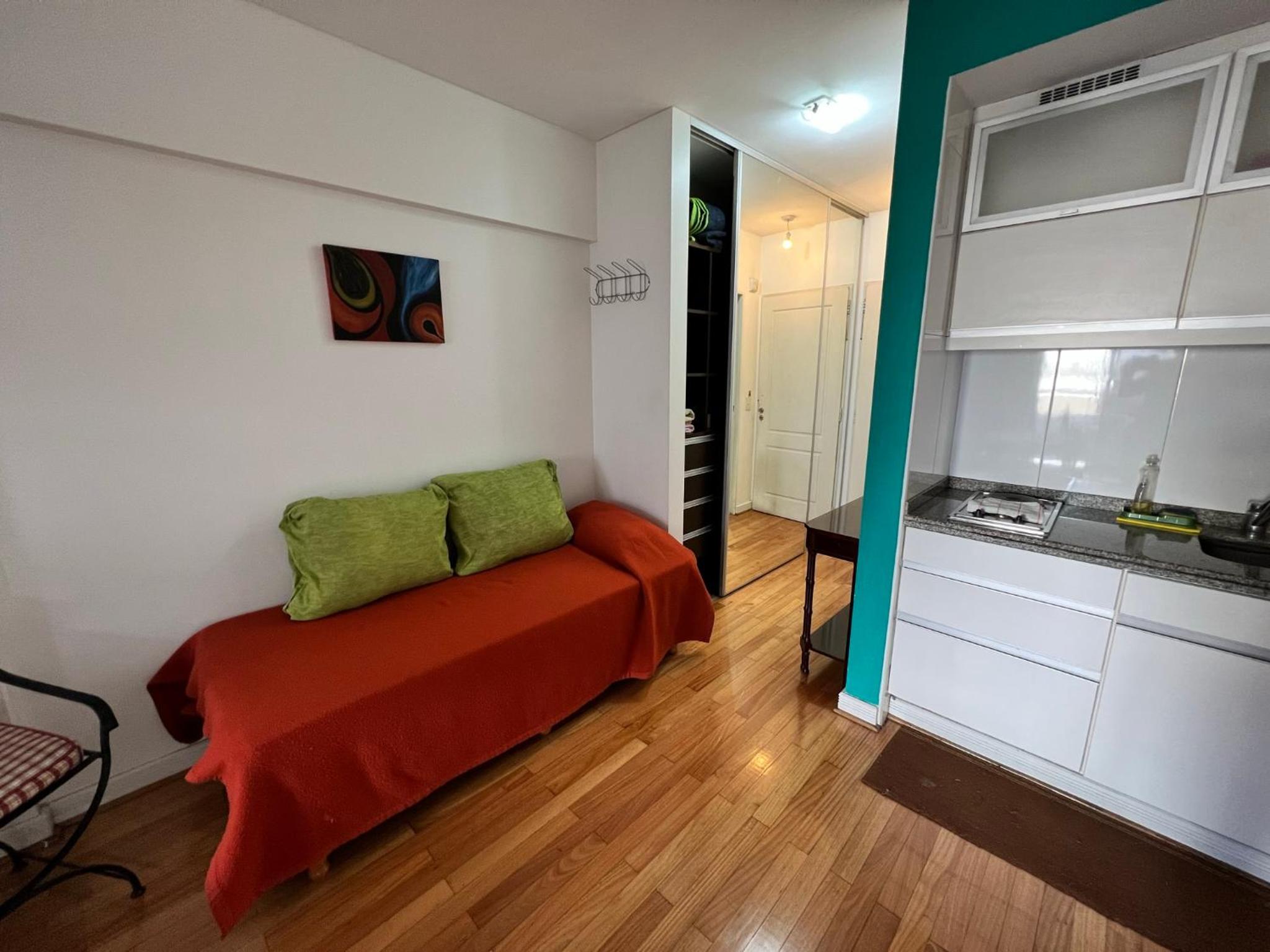 Departamento en Viamonte con balcón, cerca de Av Córdoba y Corrientes