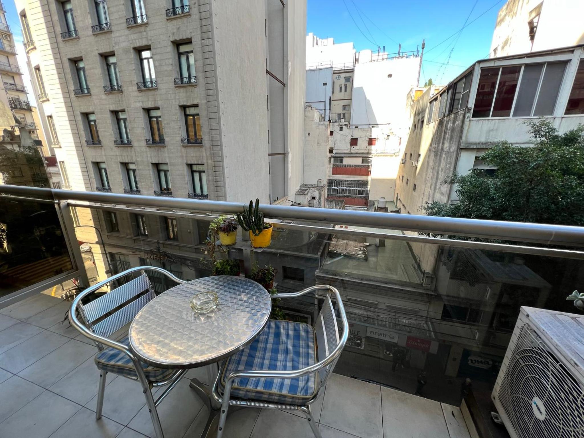 Departamento en Viamonte con balcón, cerca de Av Córdoba y Corrientes