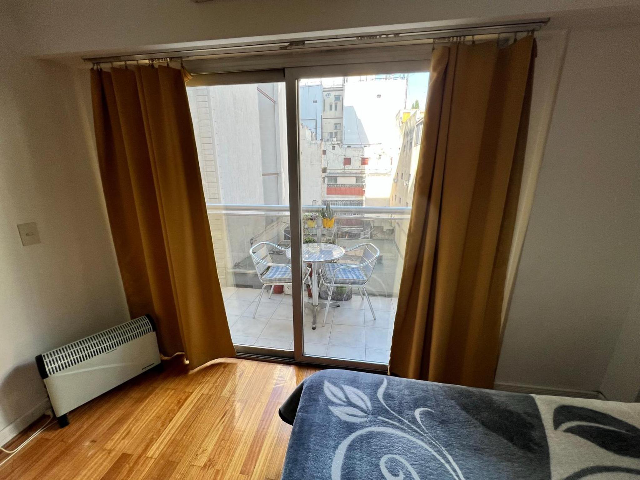 Departamento en Viamonte con balcón, cerca de Av Córdoba y Corrientes