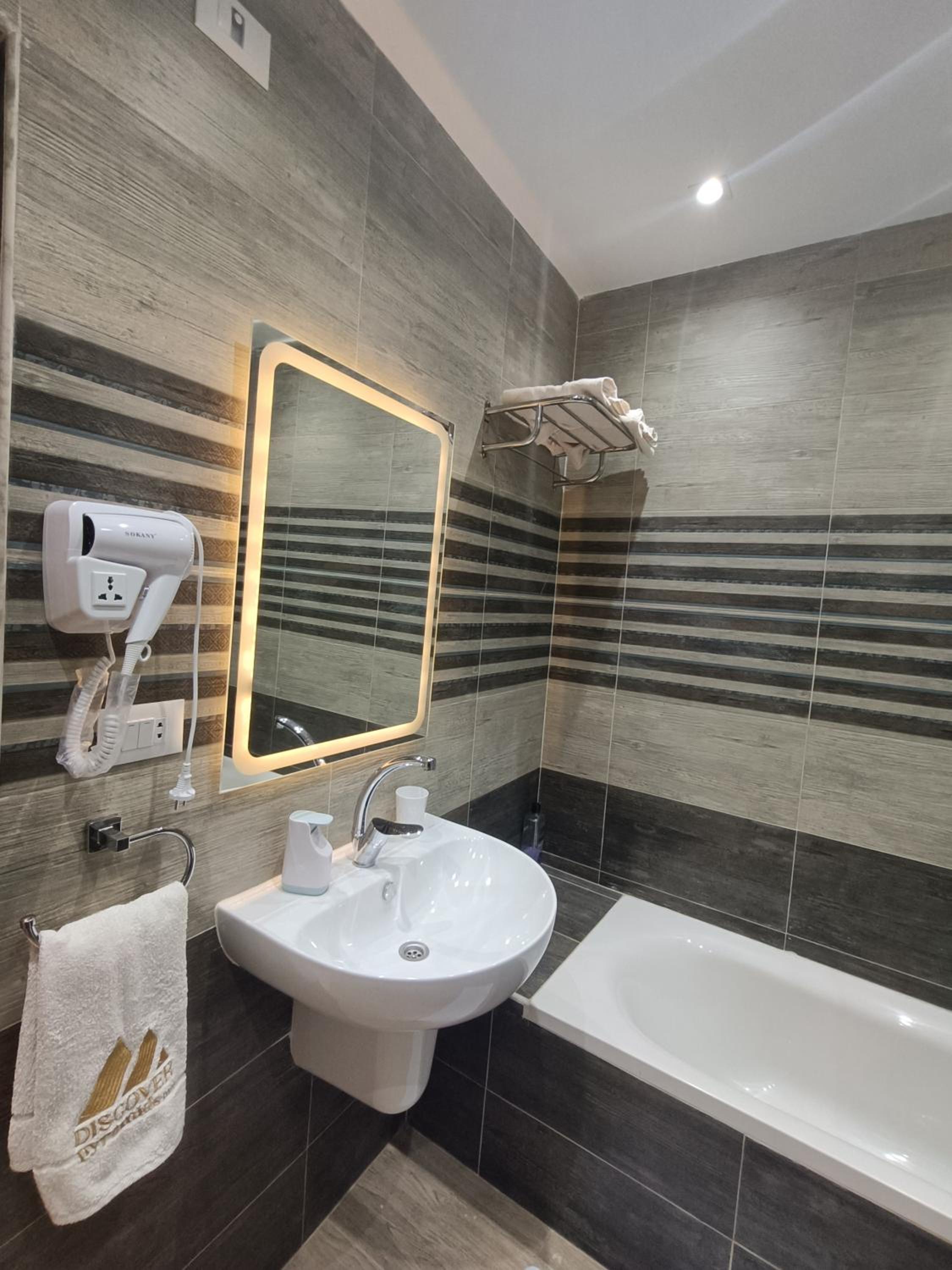 Discover pyramids inn