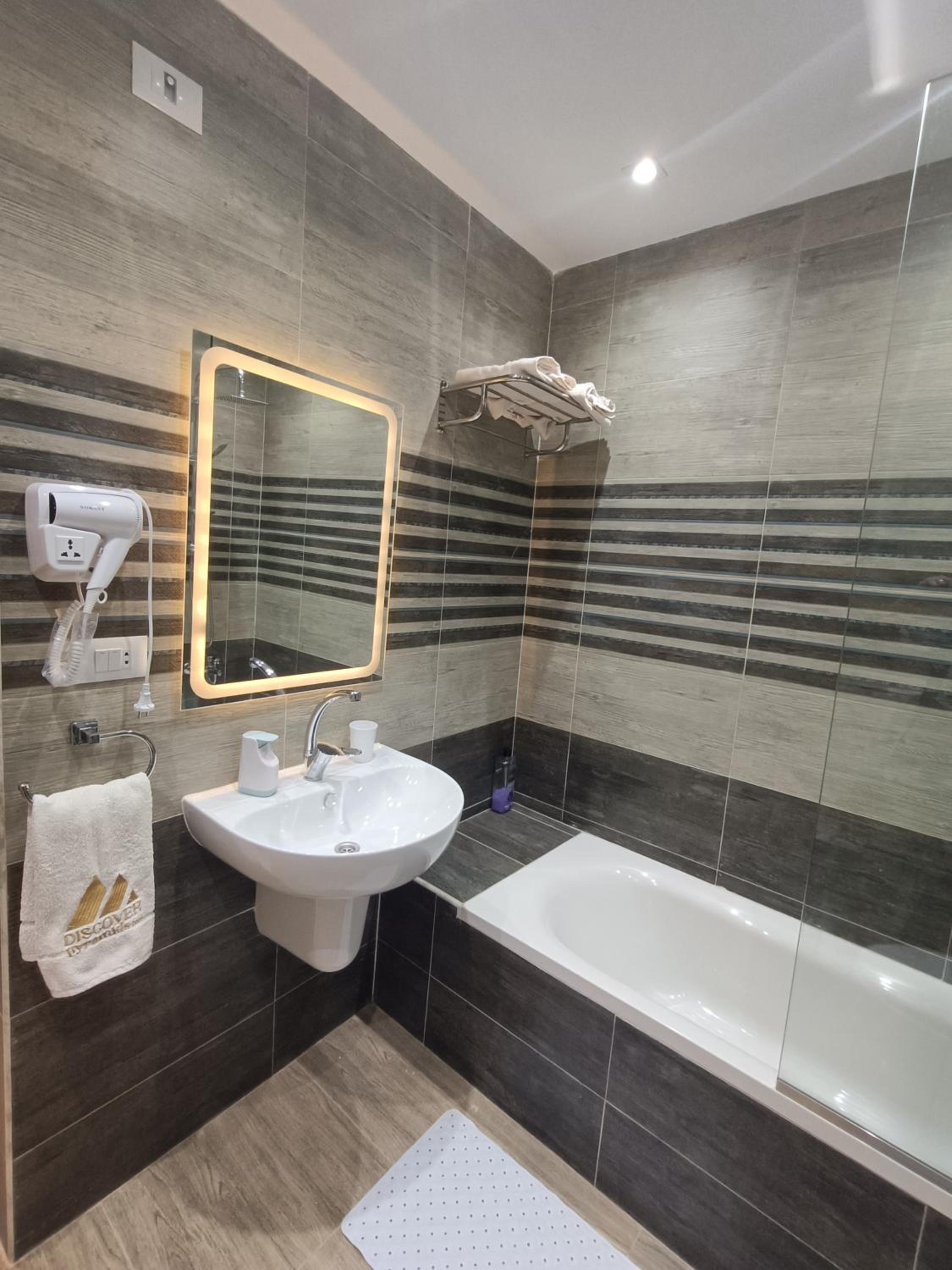 Discover pyramids inn