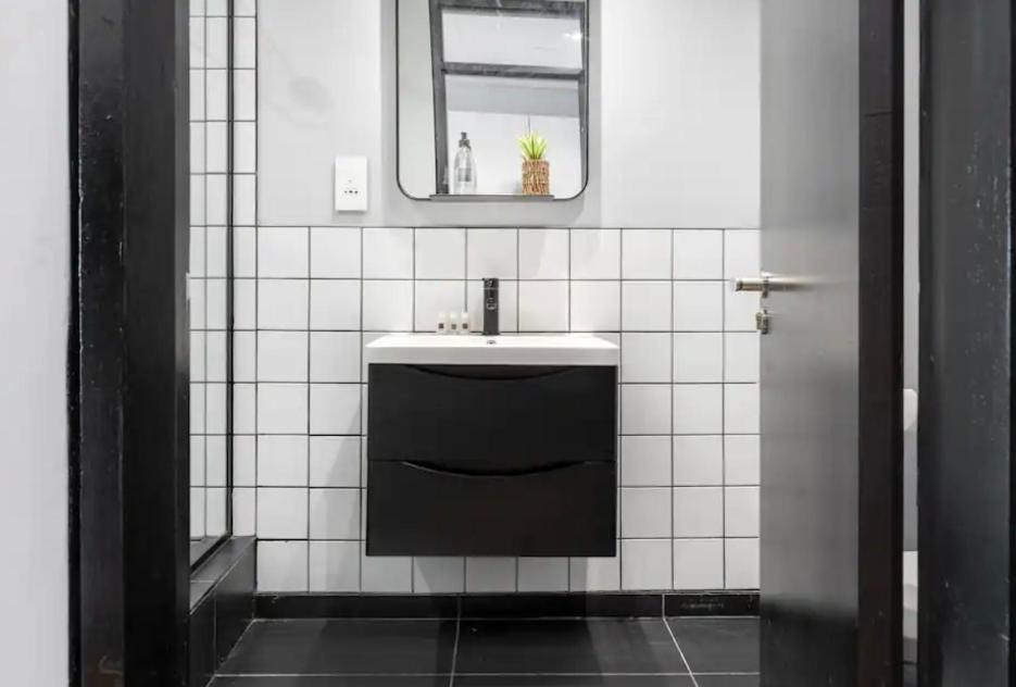 DELUXE STUDIO City charm Loadshedding Free