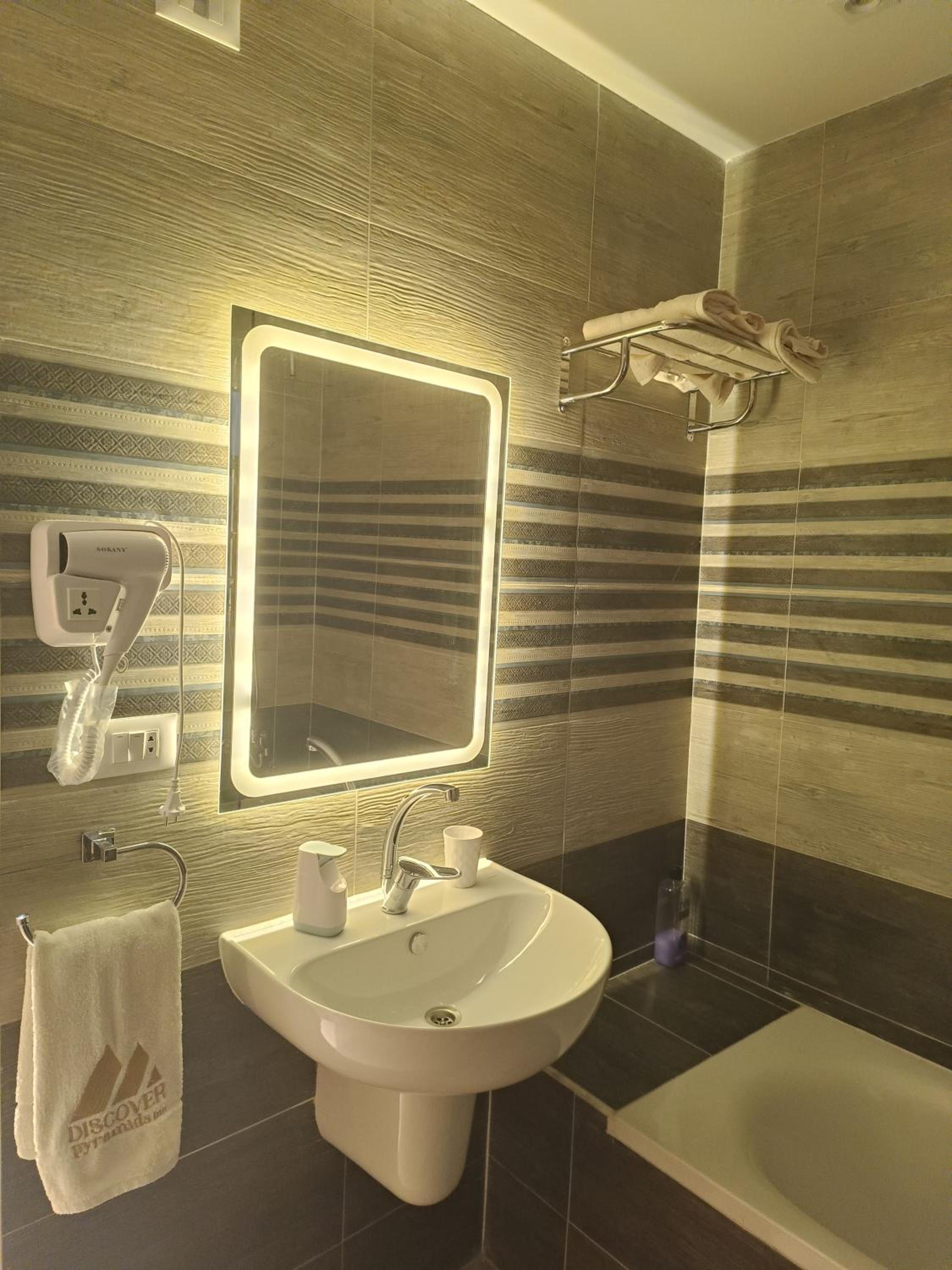 Discover pyramids inn