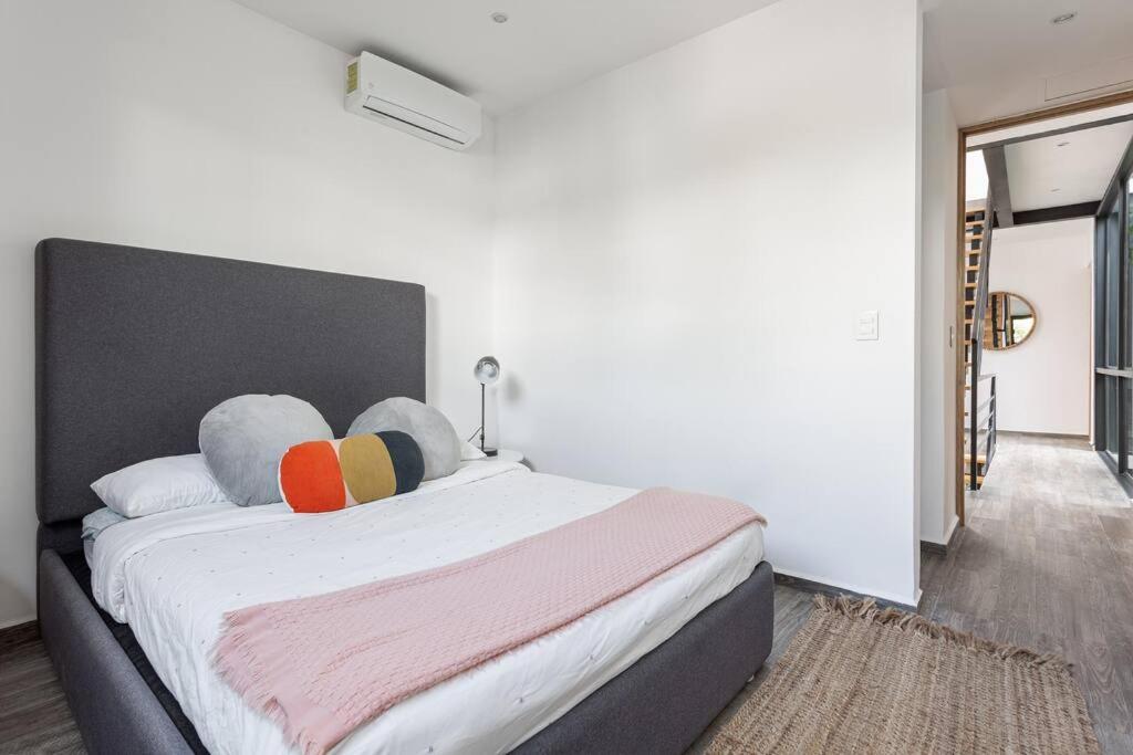 Chic Townhouse With Private Pool And Rooftop View view 3