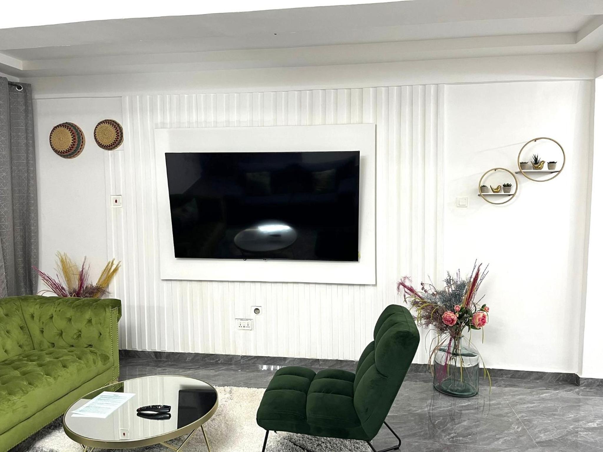Luxury Apartment with Pool, McCarthy hill view 3