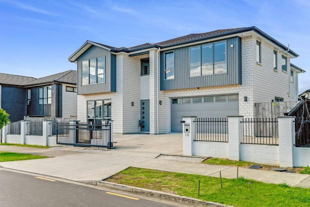 5 BDR Flat Bush Mansion - Central Aircon, Fast WiFi, Pool Table, Netflix and More! view 3