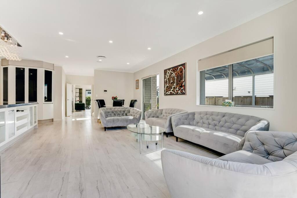 5 BDR Flat Bush Mansion - Central Aircon, Fast WiFi, Pool Table, Netflix and More! view 5