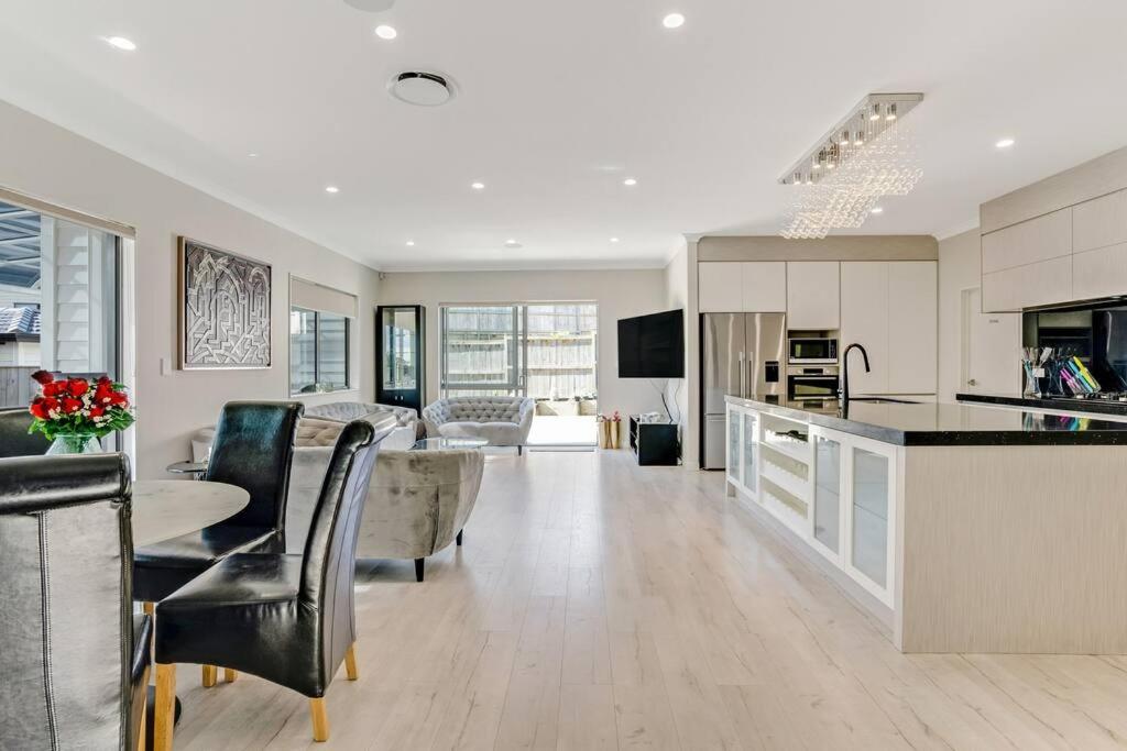 5 BDR Flat Bush Mansion - Central Aircon, Fast WiFi, Pool Table, Netflix and More! view 4