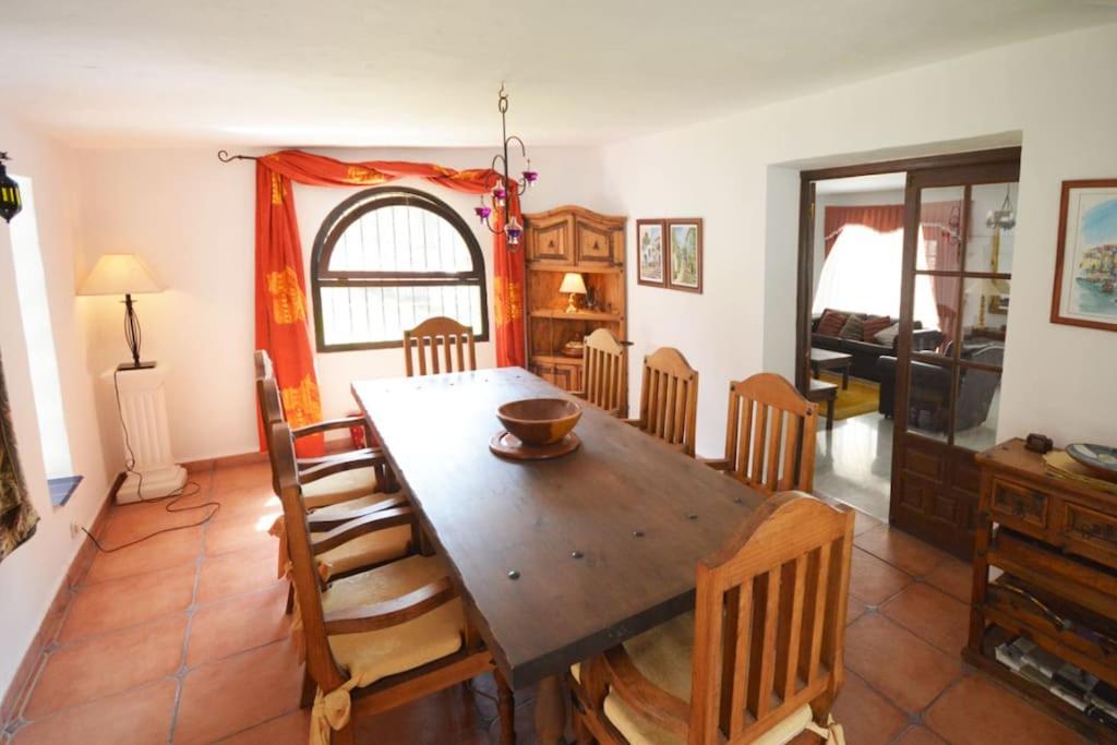 Large 7 Bedroom villa in sierrrezuela heated pool