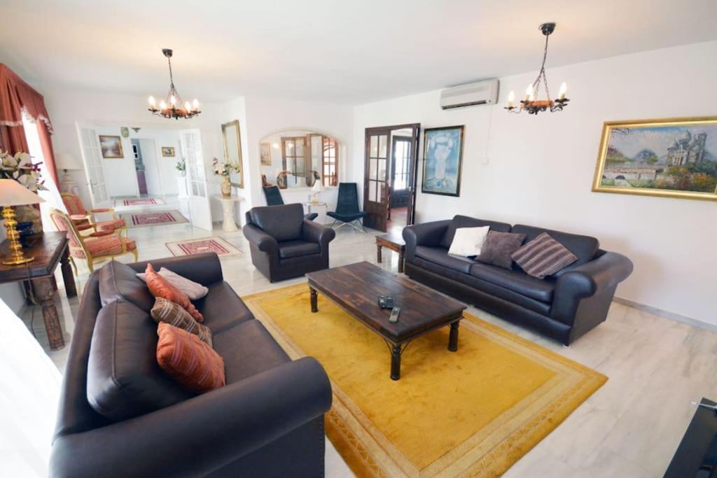 Large 7 Bedroom villa in sierrrezuela heated pool