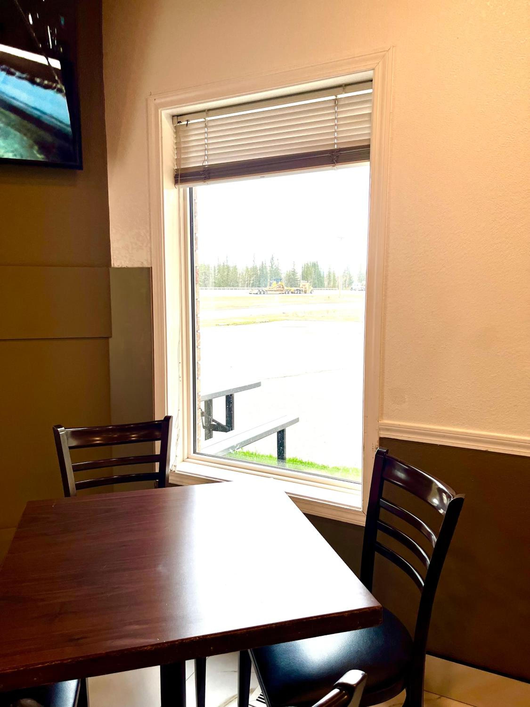 Hinton Vacations - Super 8 by Wyndham Hinton - Property Image 6