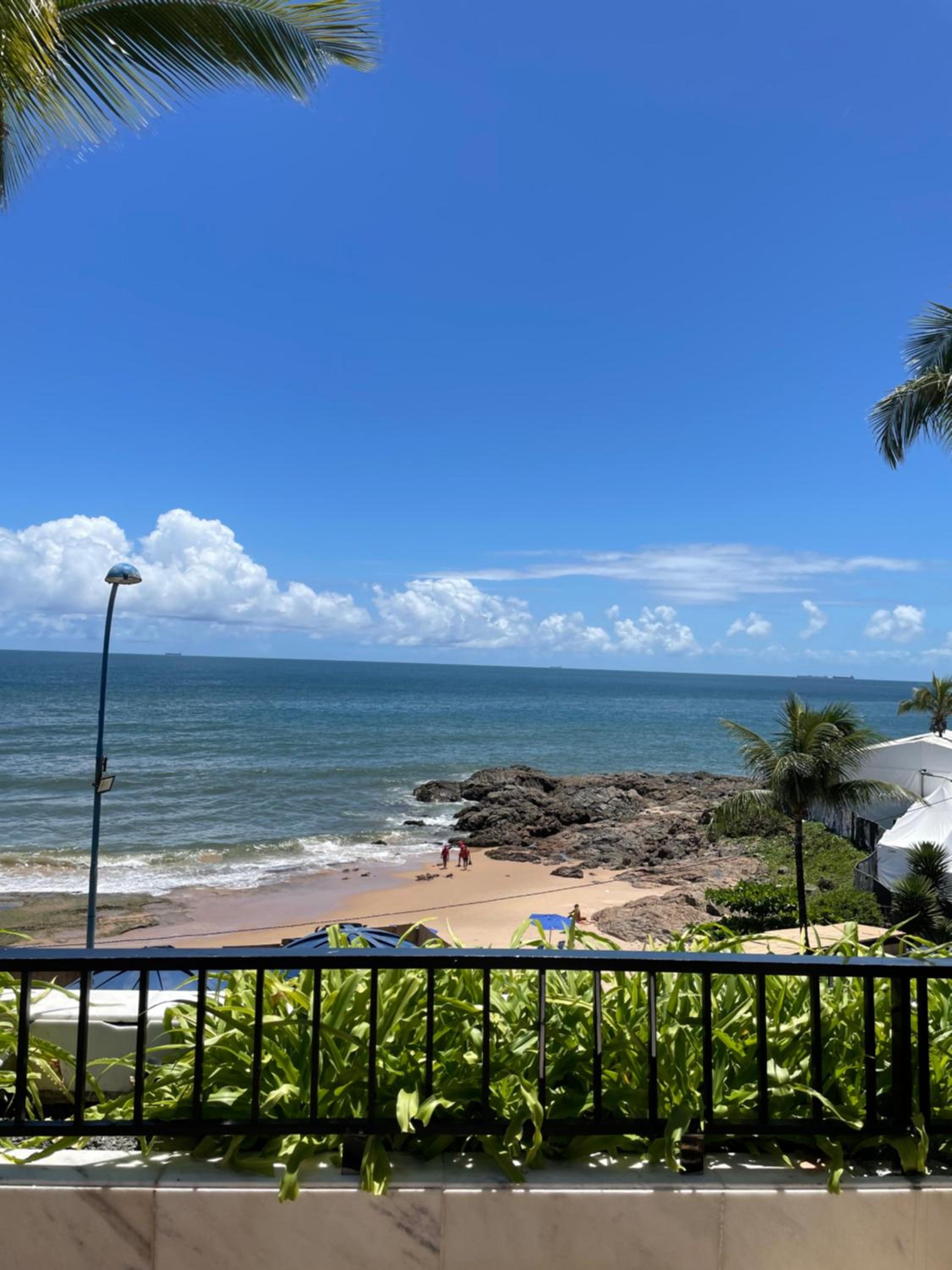Apartamento beira mar localizado no Ondina Apart