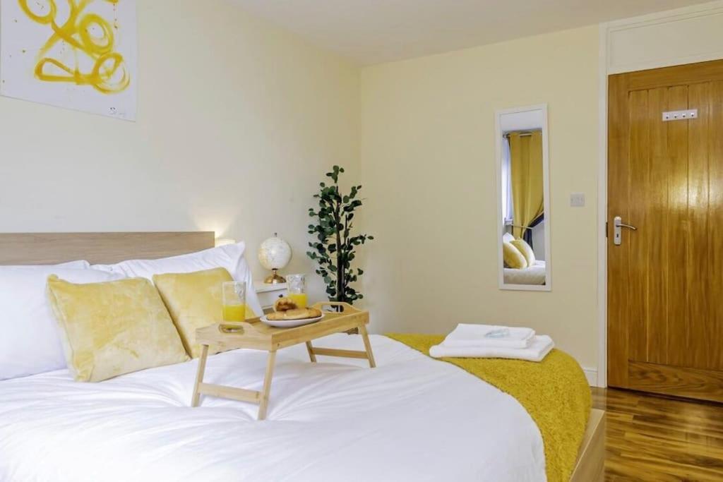 Entire 2 bed 1 bath apartment Birmingham city centre UK view 3