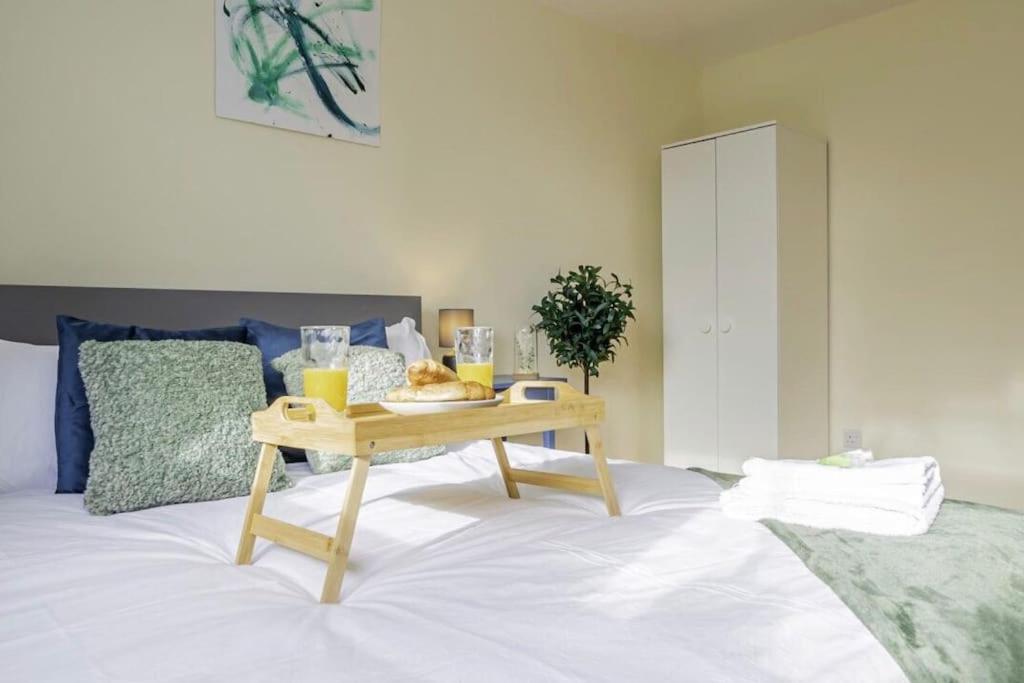Entire 2 bed 1 bath apartment Birmingham city centre UK view 5