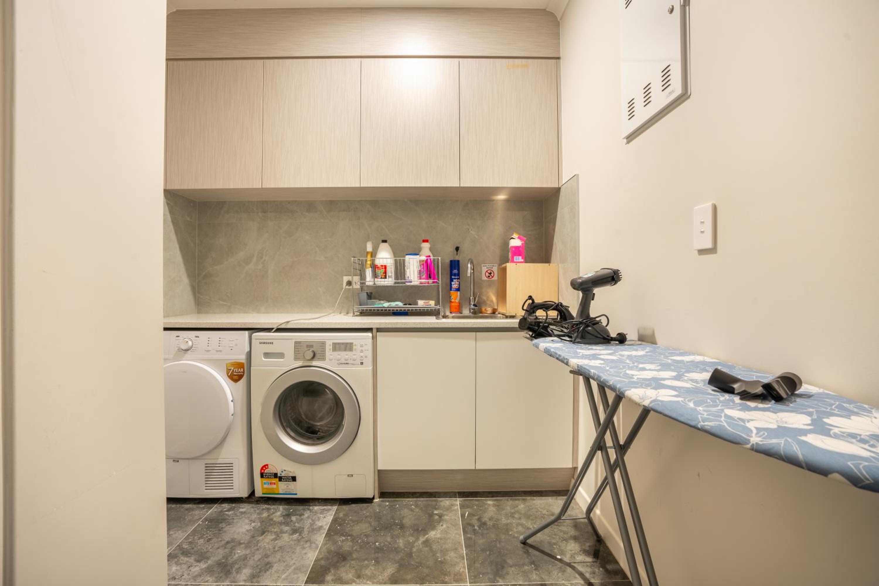 5 BDR Flat Bush Mansion - Central Aircon, Fast WiFi, Pool Table, Netflix and More! view 2