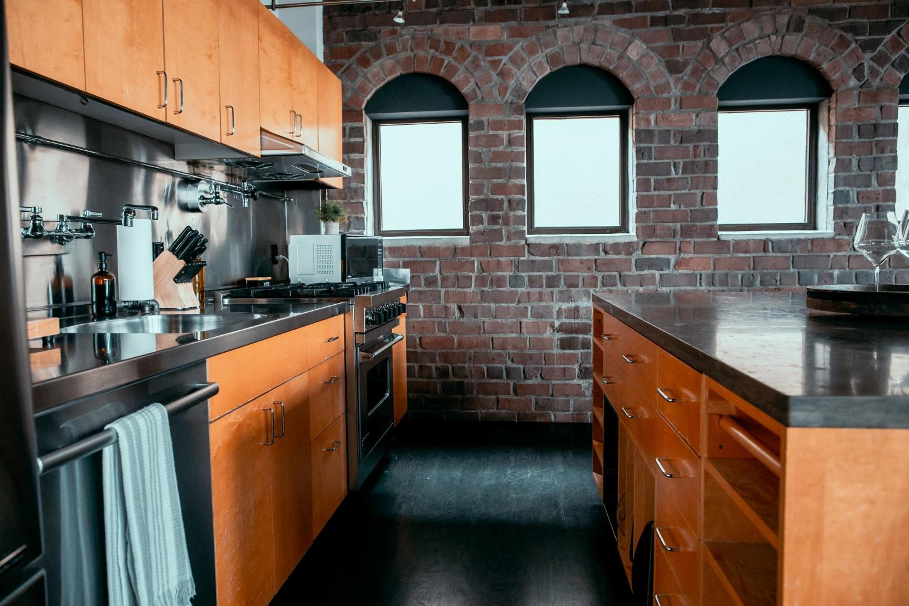 Massive Downtown Seattle Condo - Free Parking! view 3