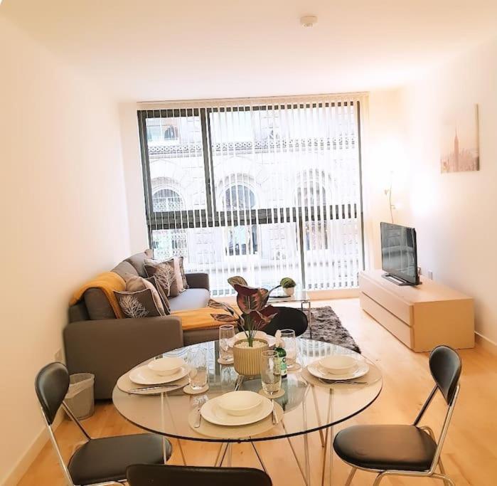 2 bed flat in Leeds City Centre view 5