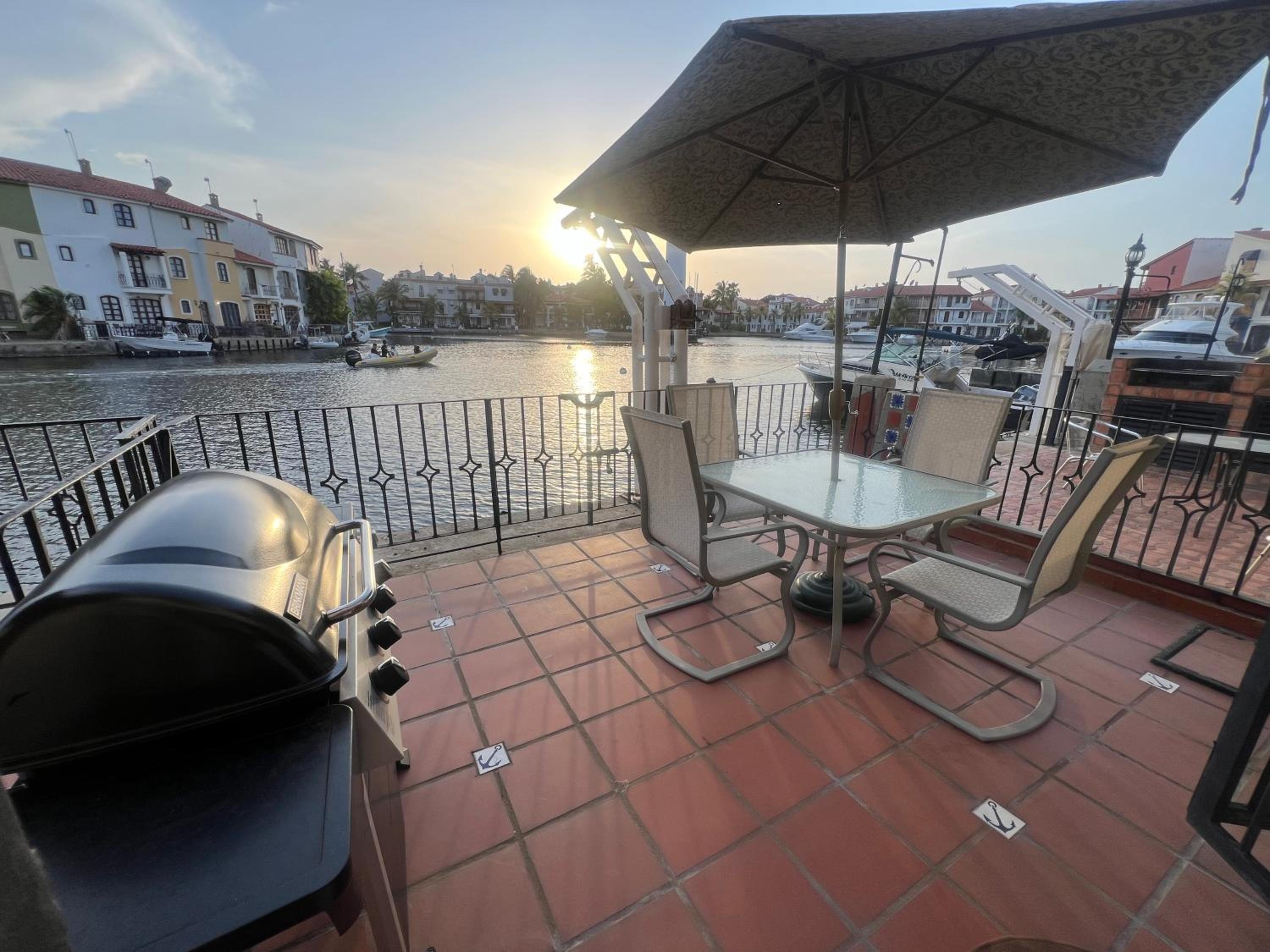 Villa con Muelle Privado en Pueblo Viejo VIP INTER FIBRA