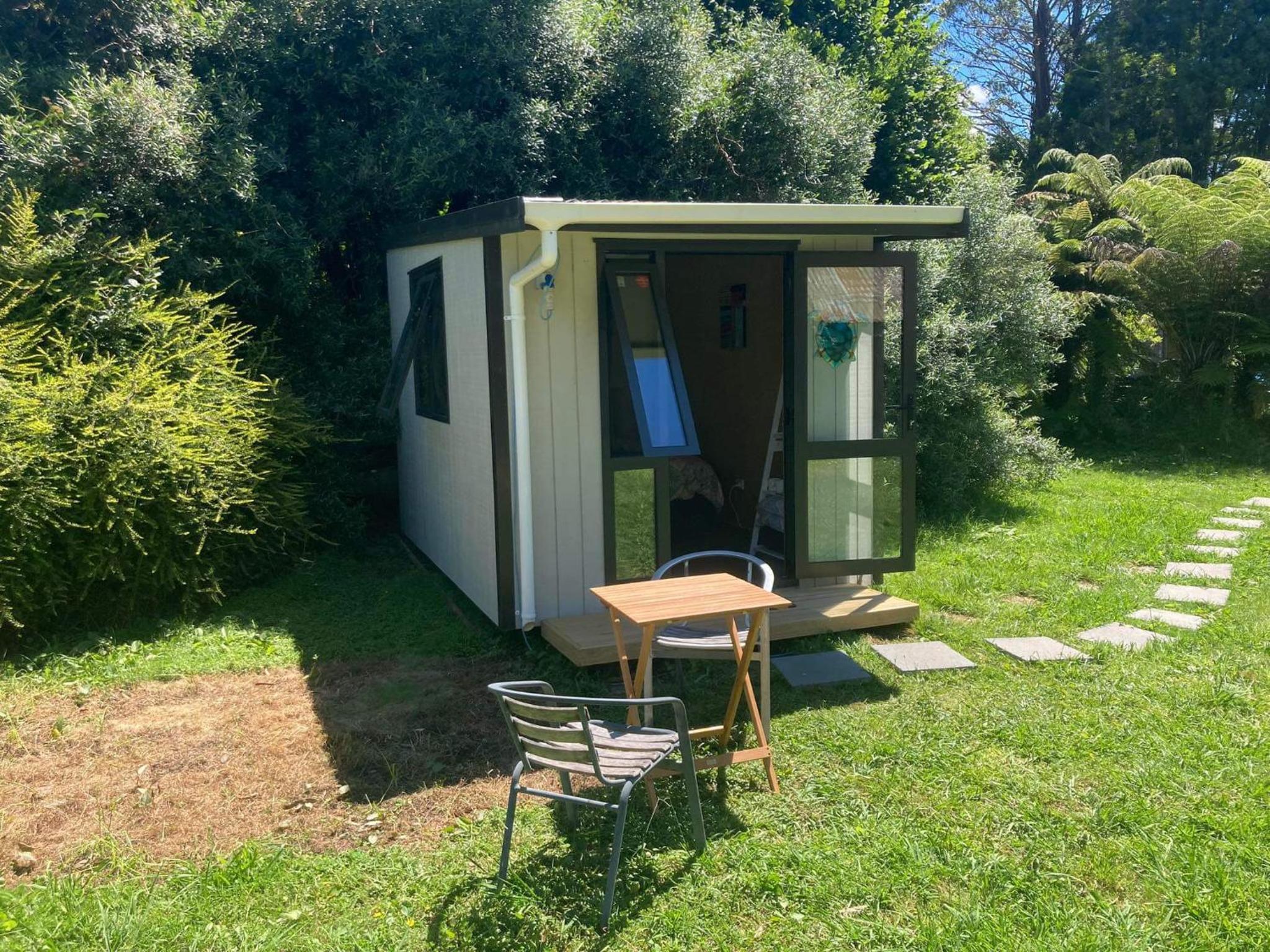 Kiwi cabin with geothermal pool by lake Taupo