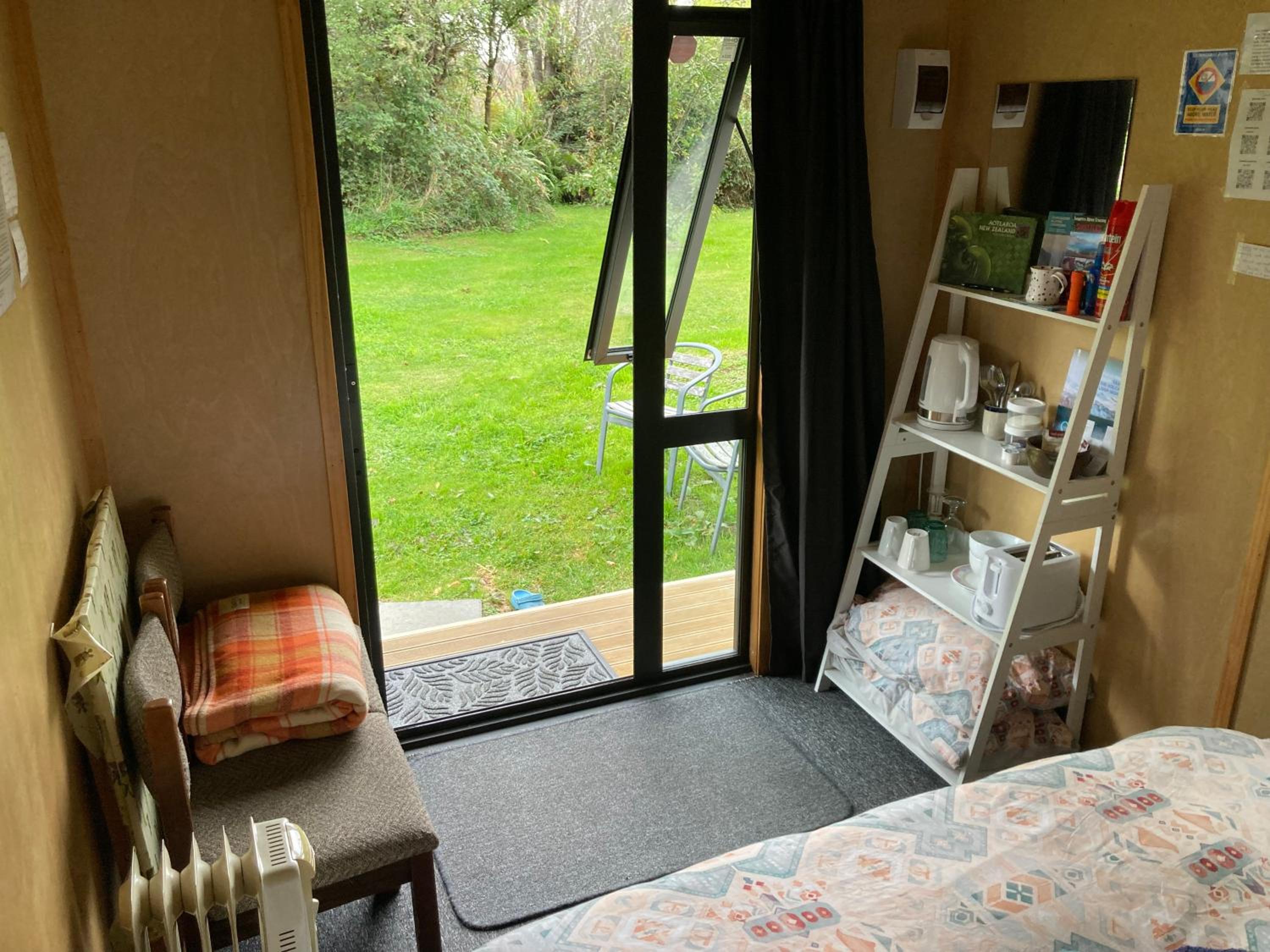 Kiwi cabin with geothermal pool by lake Taupo