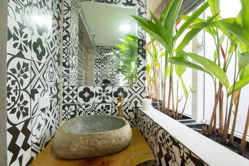 AfricantPrivate/2' to Hoankiem Lake & Beer Str. Bar 18+