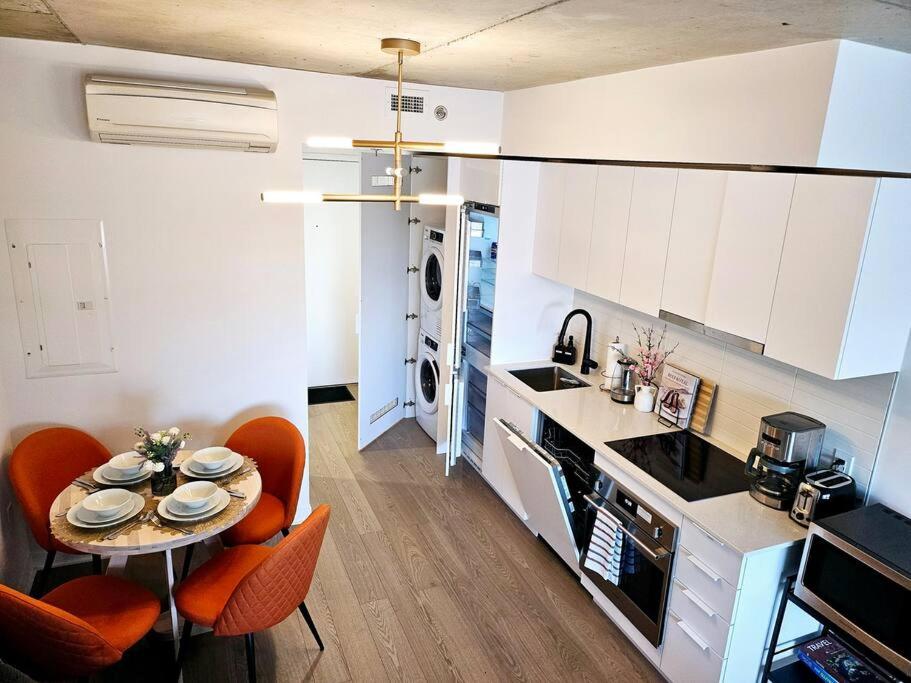 Charming Condo Downtown Montreal - Centrally Located, Walk to Major Landmarks