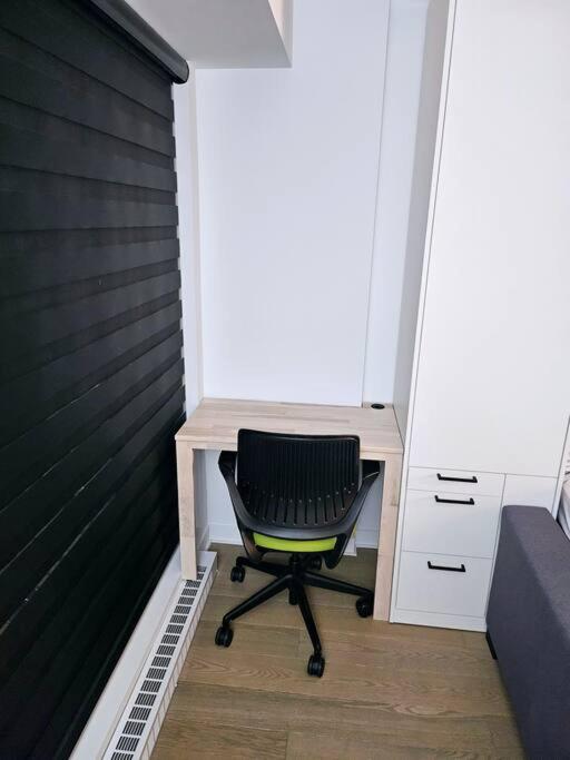 Charming Condo Downtown Montreal - Centrally Located, Walk to Major Landmarks