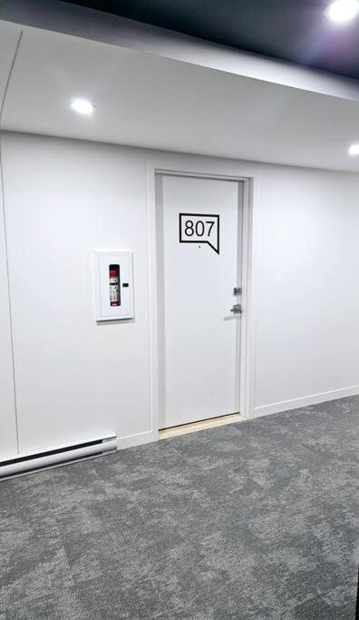 Charming Condo Downtown Montreal - Centrally Located, Walk to Major Landmarks