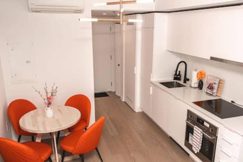 Charming Condo Downtown Montreal - Centrally Located, Walk to Major Landmarks