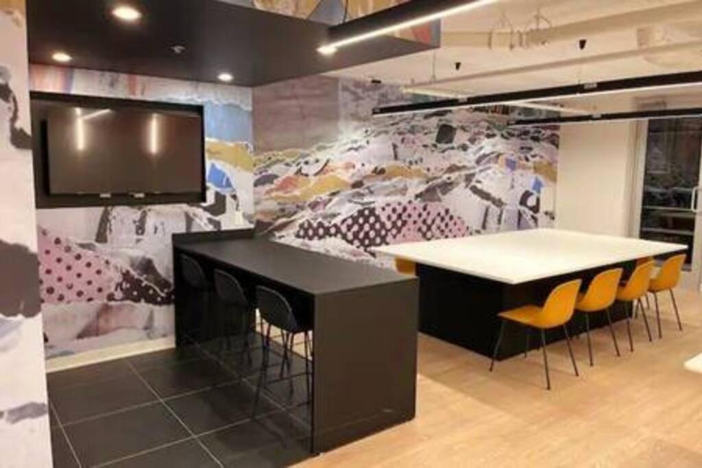 Charming Condo Downtown Montreal - Centrally Located, Walk to Major Landmarks